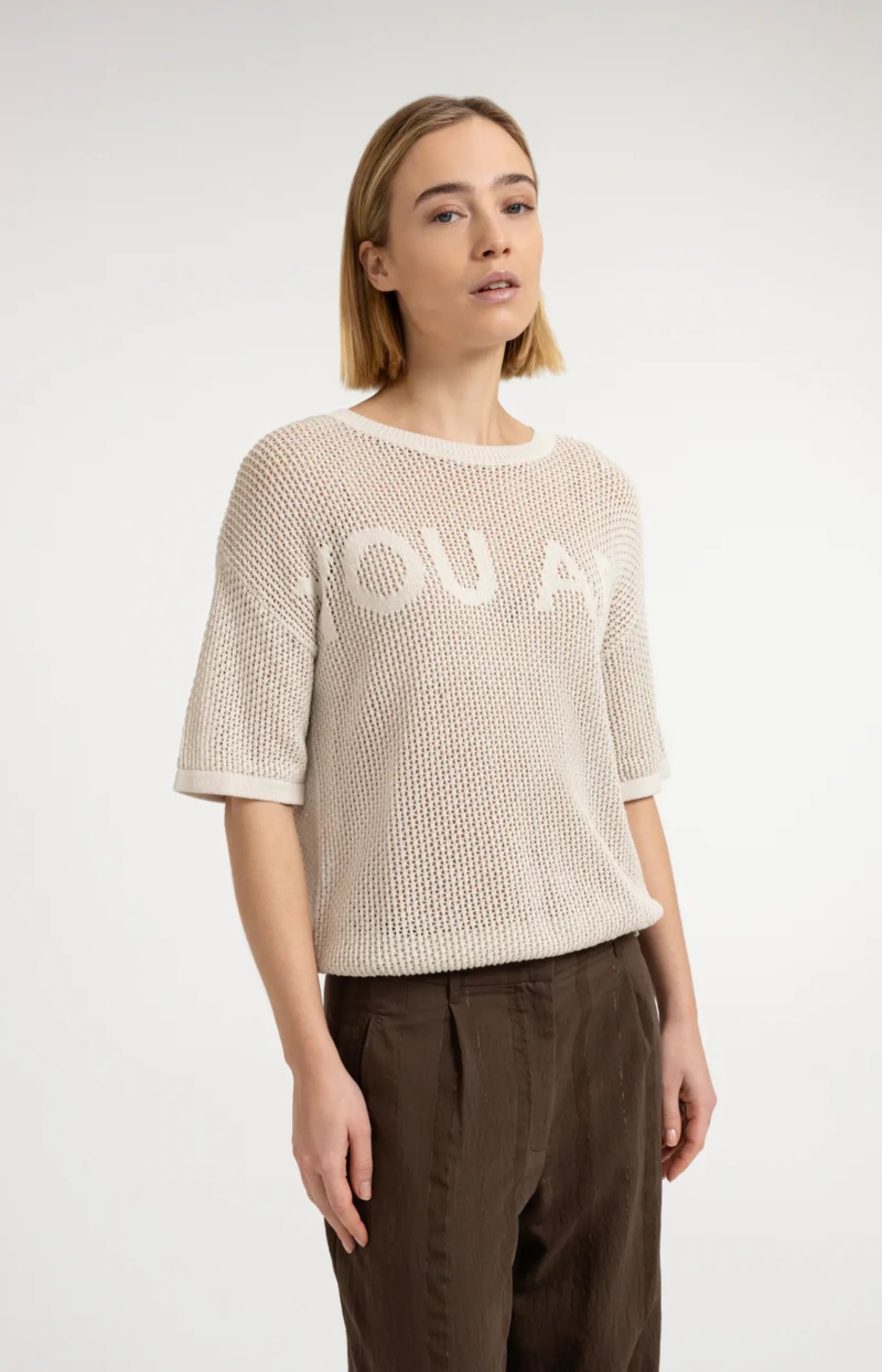 Grobmaschiger Pullover mit Aufschrift