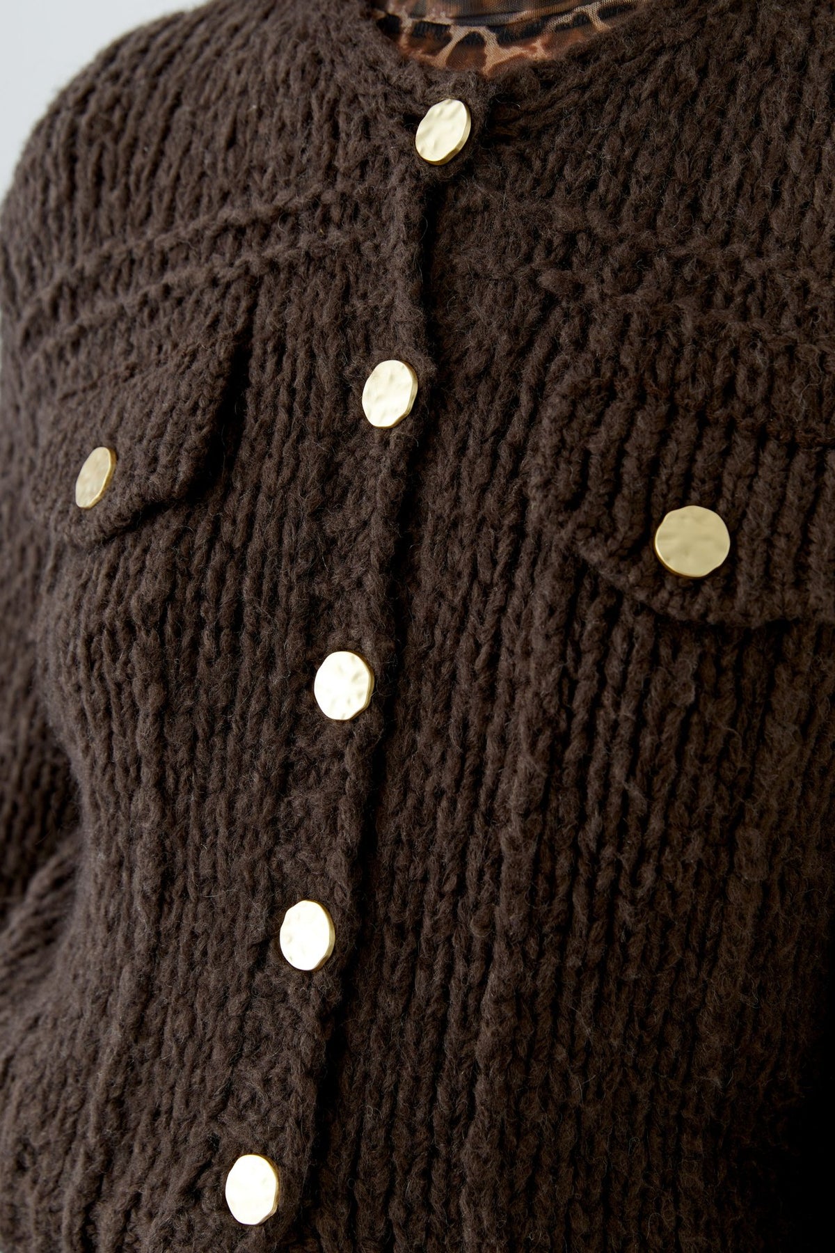 Strickjacke mit goldenen Knöpfen