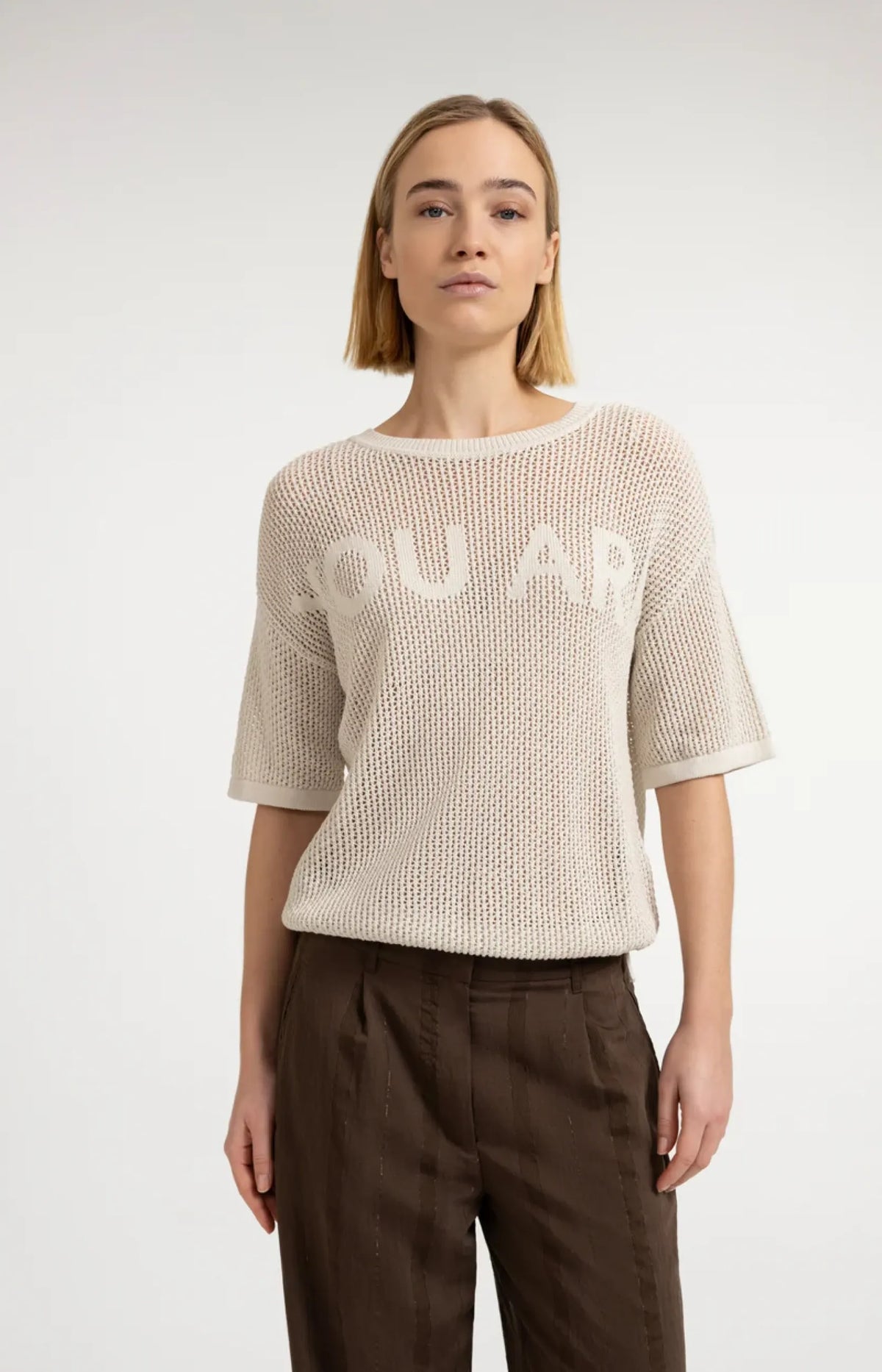 Grobmaschiger Pullover mit Aufschrift
