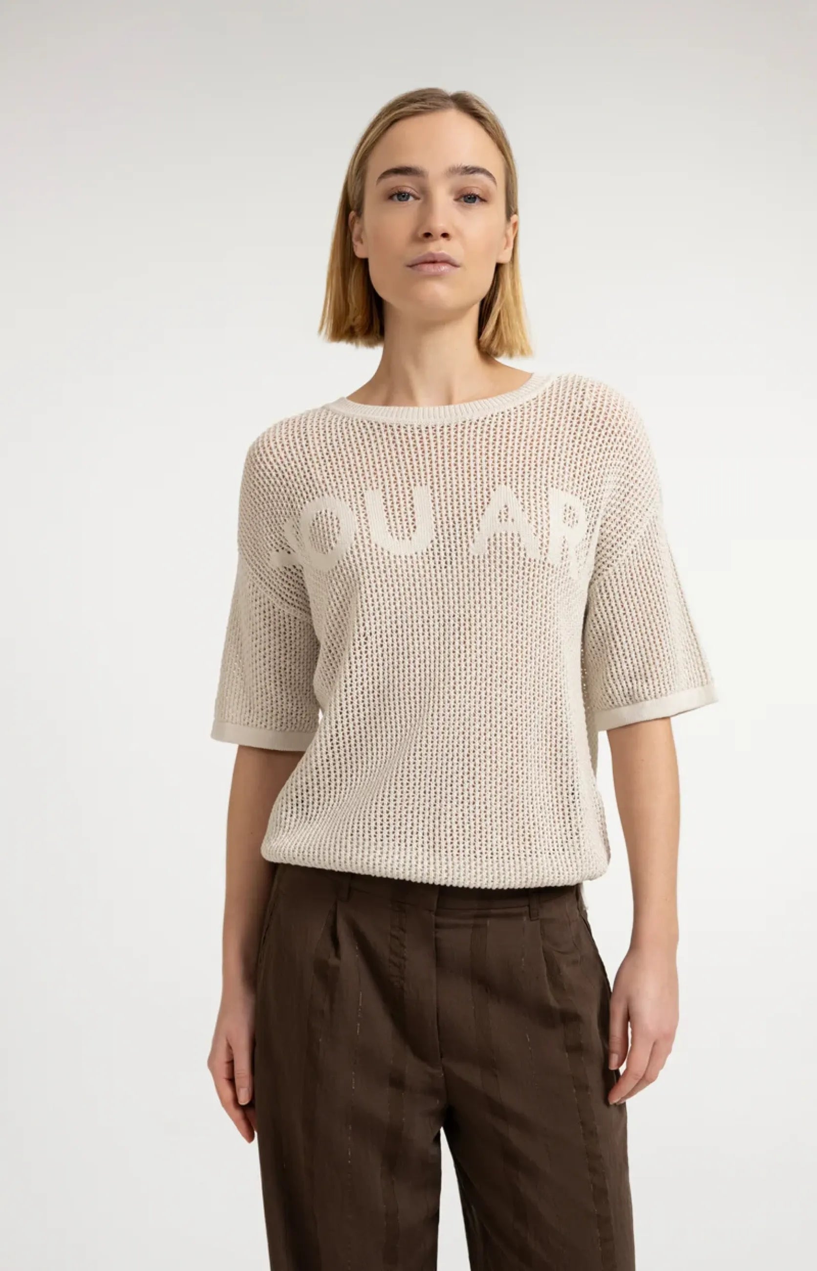 Grobmaschiger Pullover mit Aufschrift