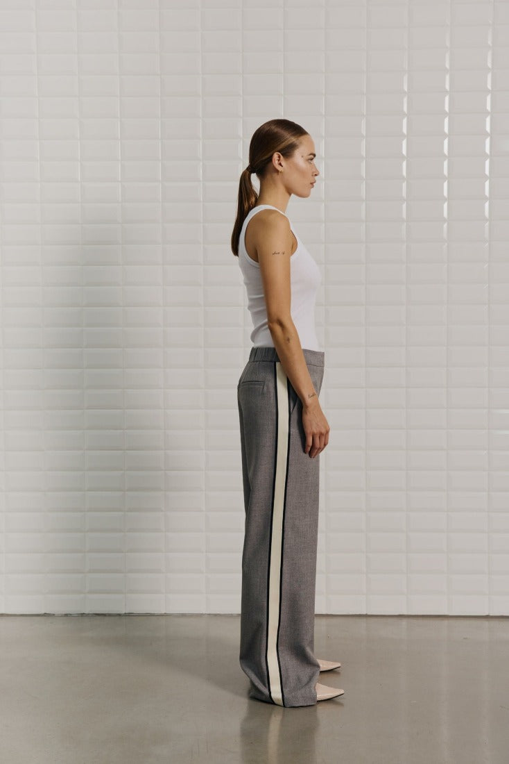 WithBlack Hosen Midgrey Me