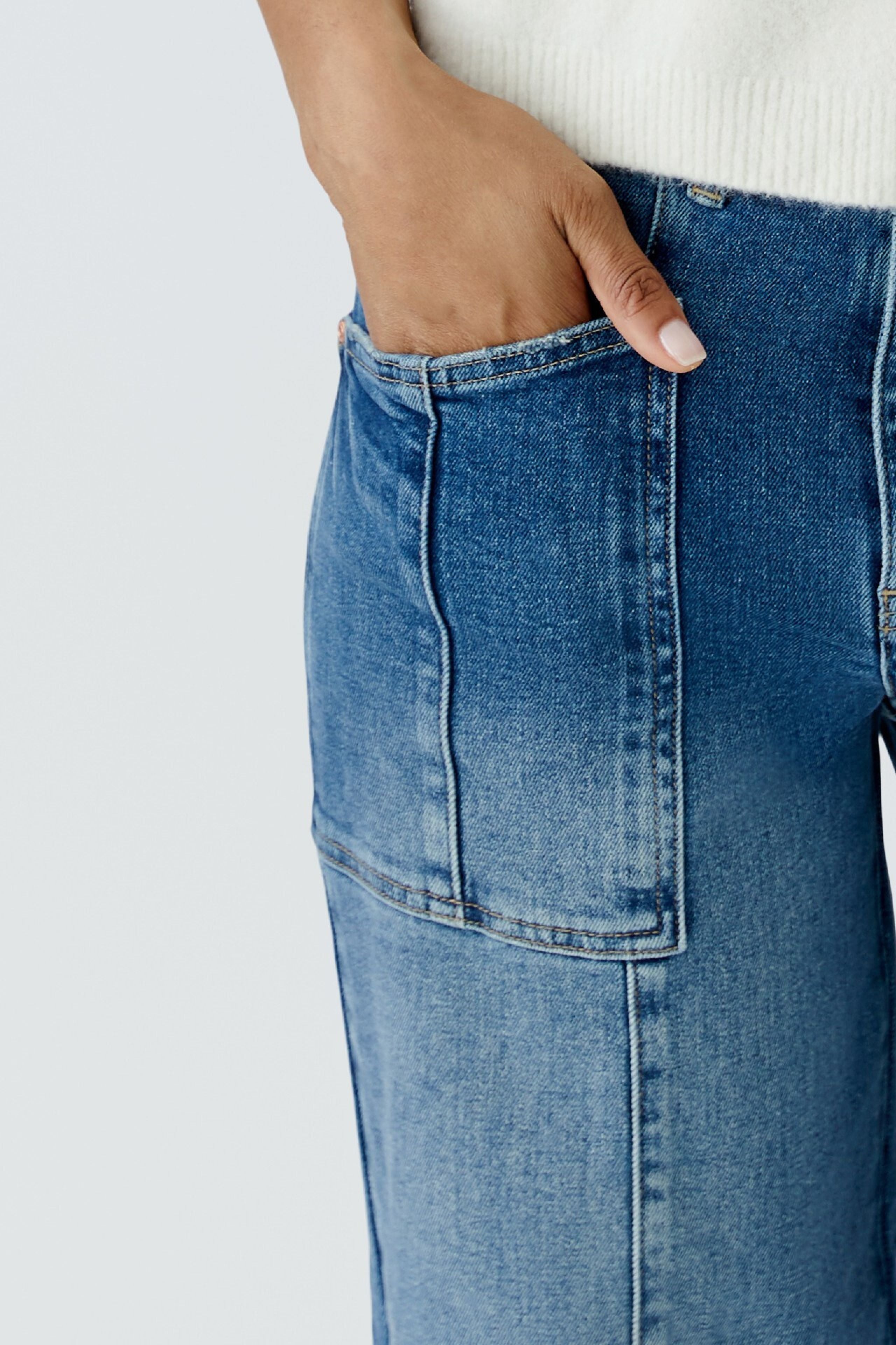 Jeanshose mit abgesetzten Nähten