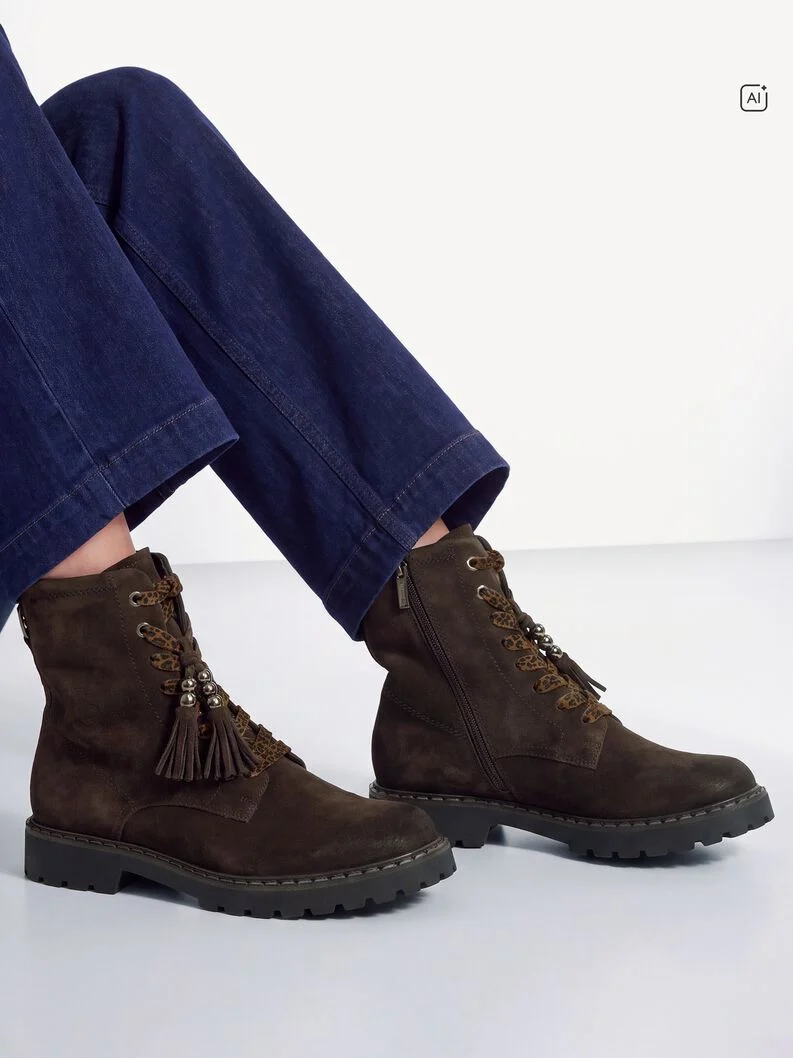 Lederstiefelette mit dekorativen Schnürsenkeln