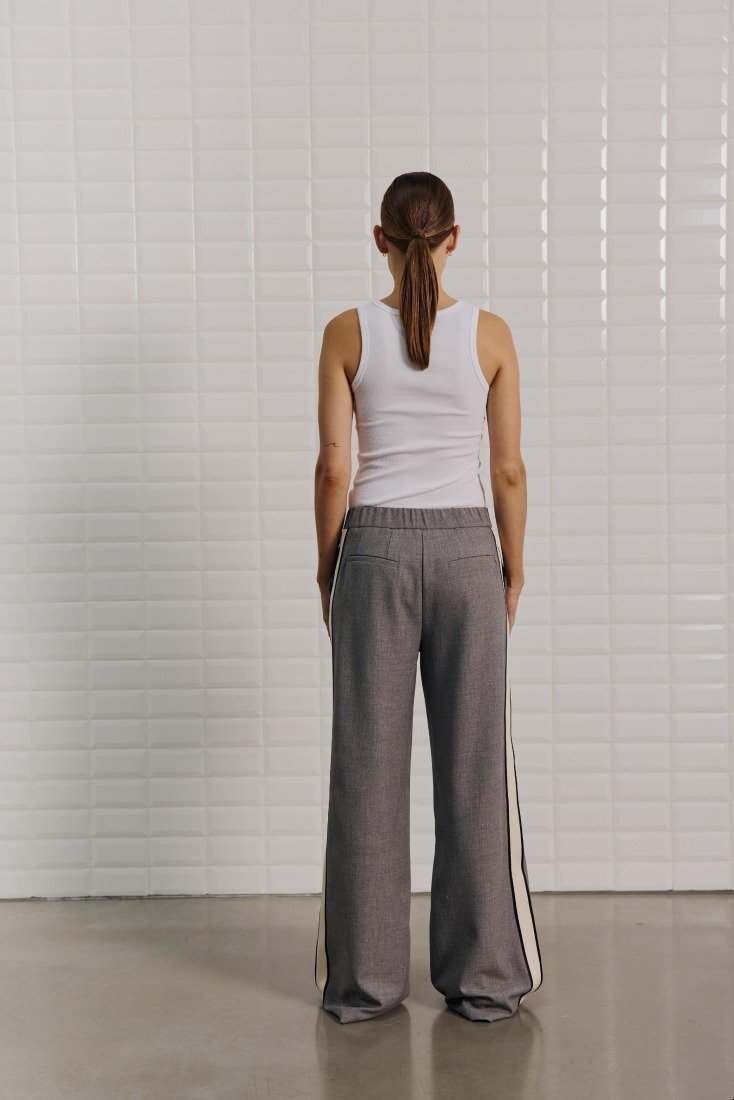 WithBlack Hosen Midgrey Me