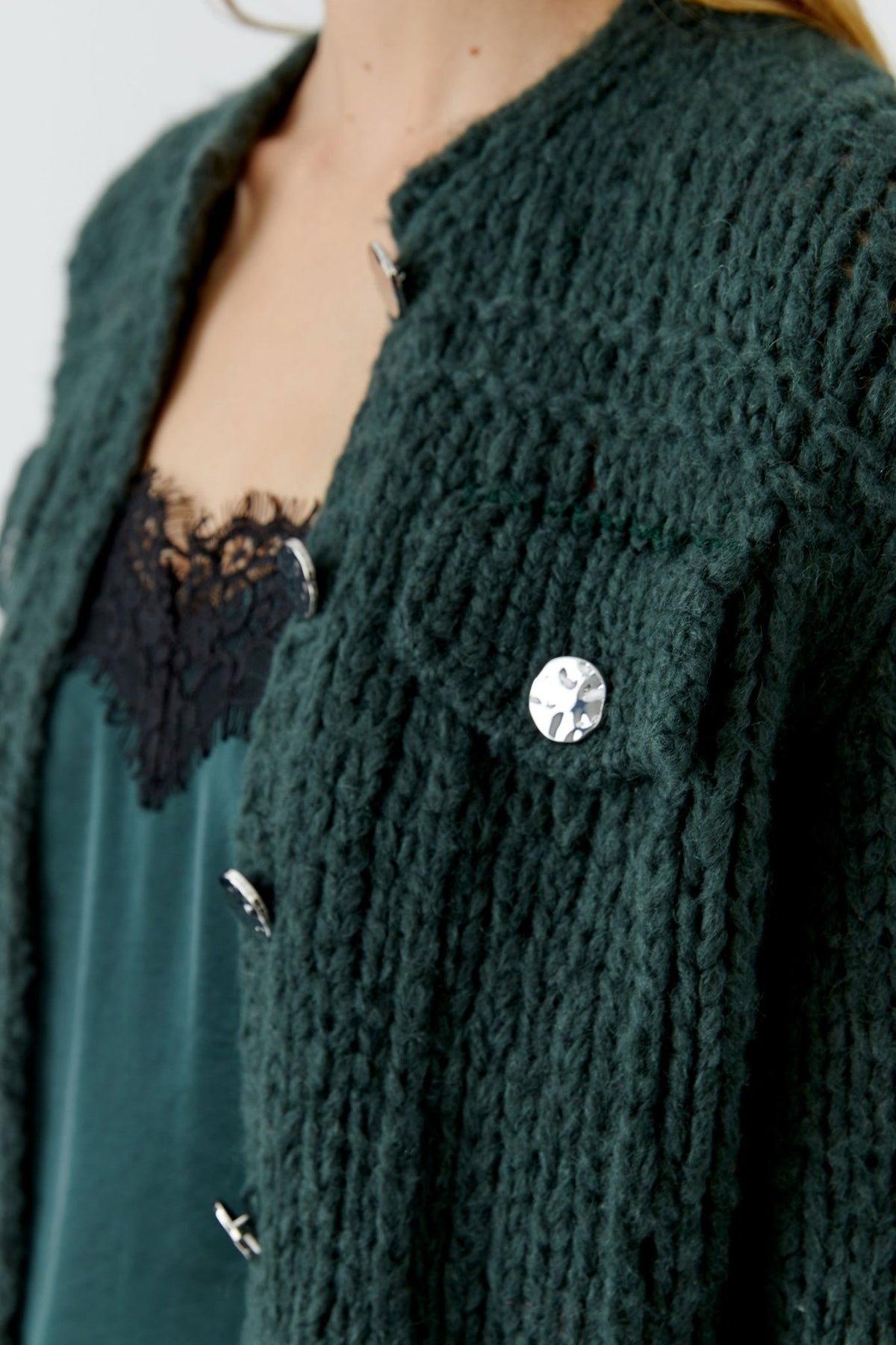 Strickjacke mit goldenen Knöpfen
