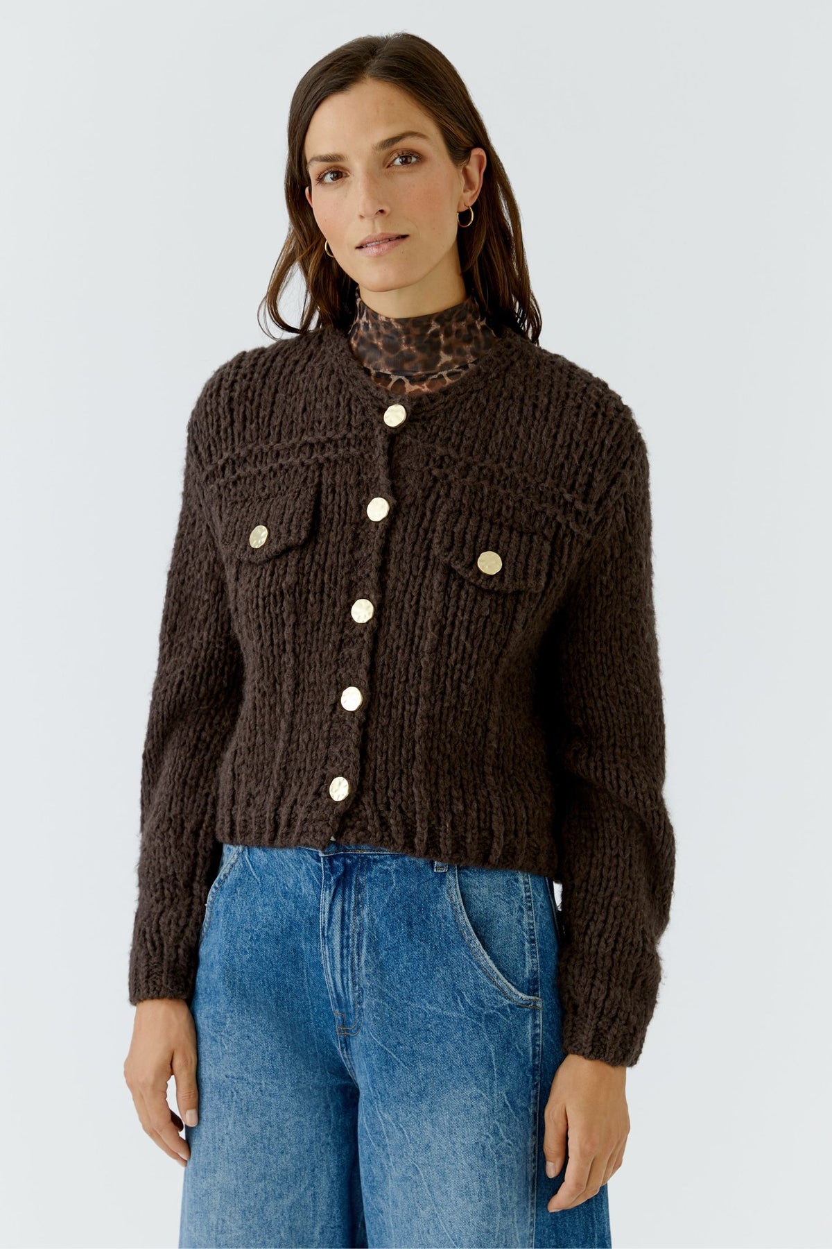 Strickjacke mit goldenen Knöpfen