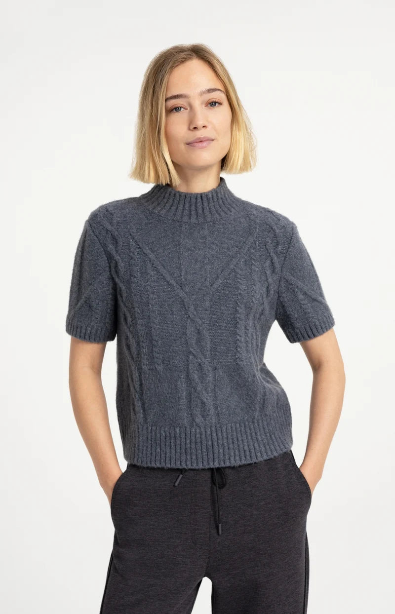Kurzarmpullover mit Zopfmuster