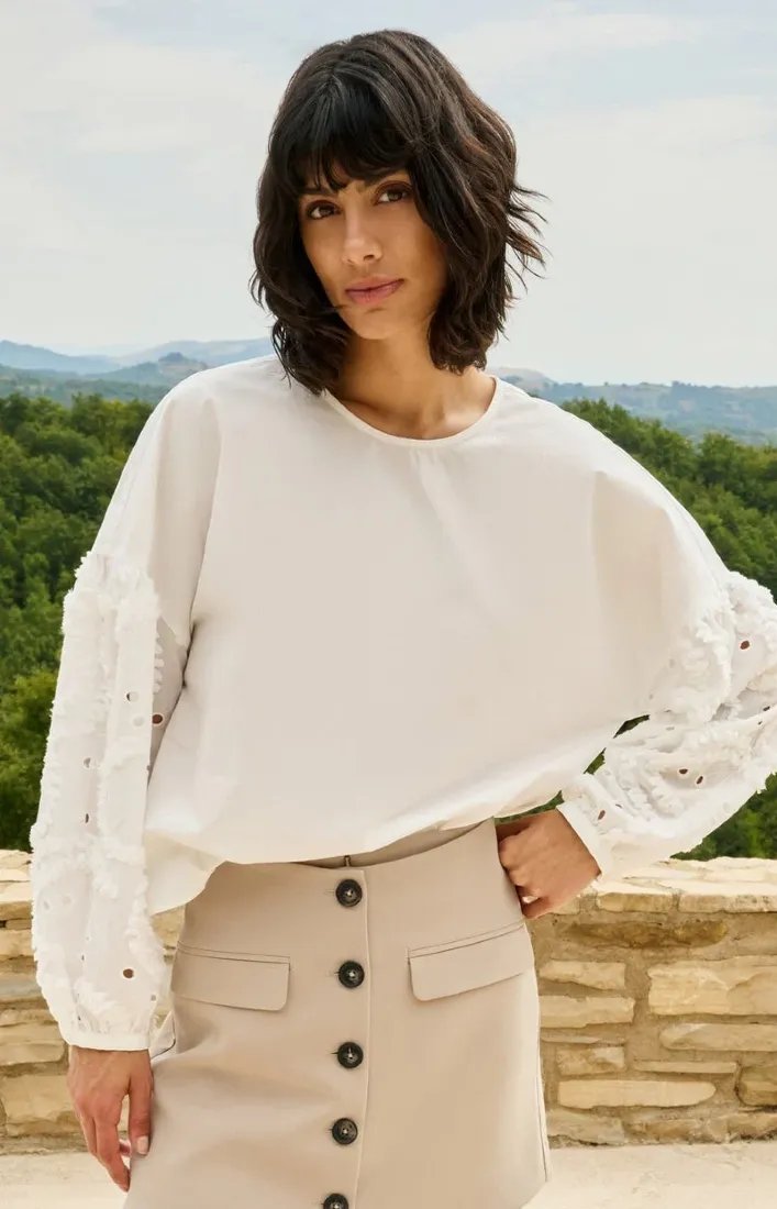 Bluse mit bestickten Ärmeln