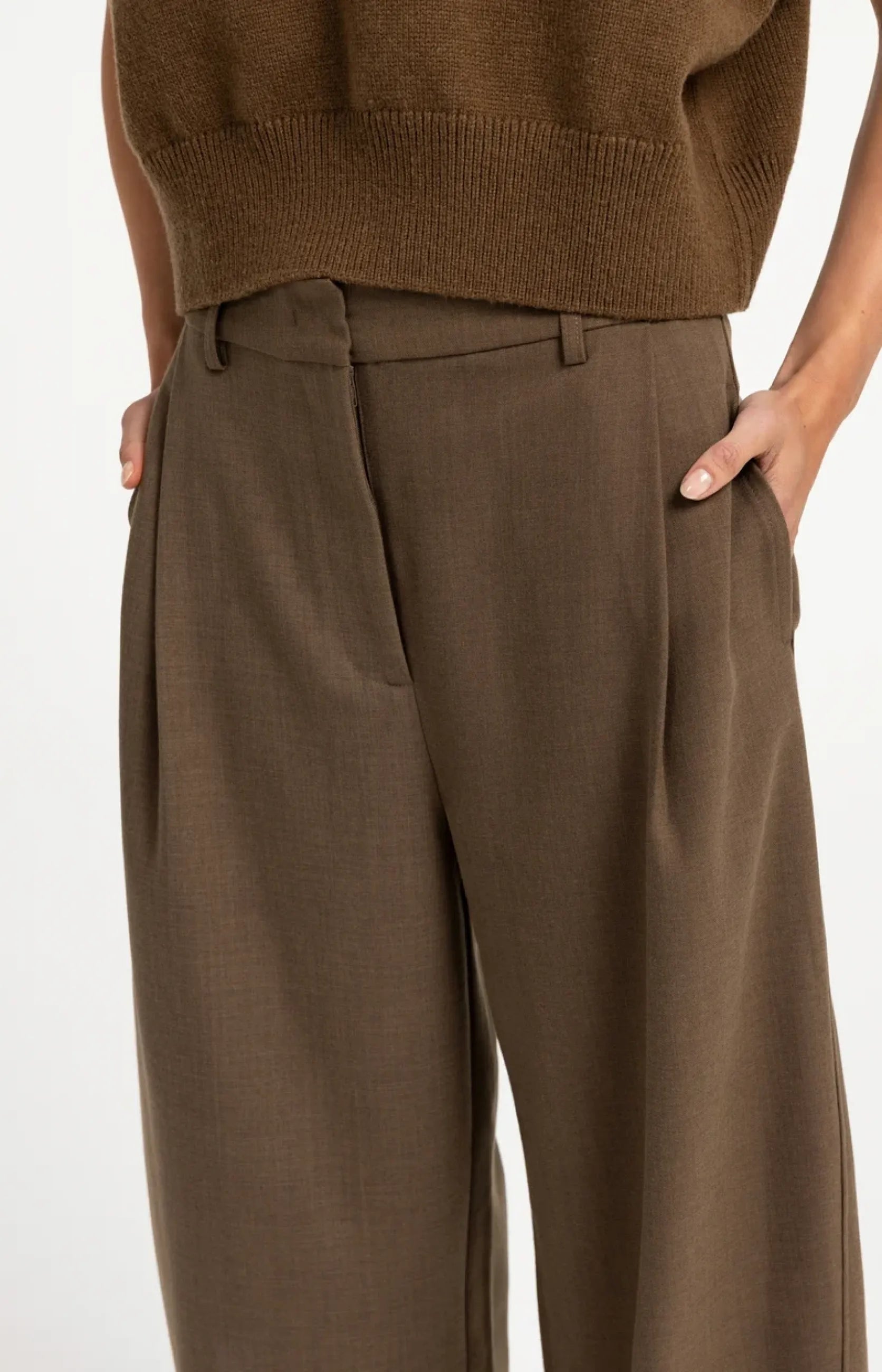 Gewebte Barrel-Leg-Hose mit Zierfalte