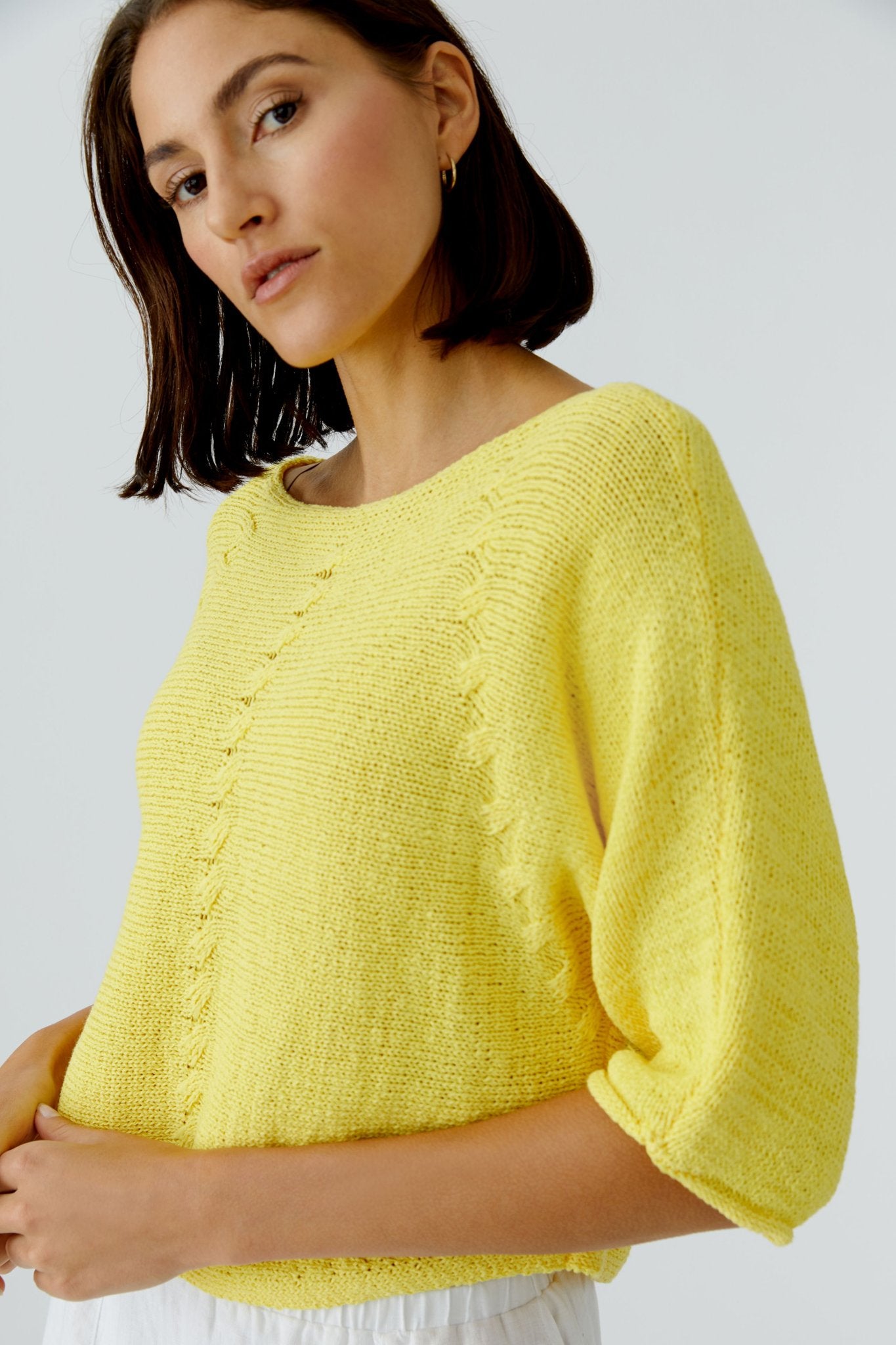 Pullover mit Zopfstrickmuster