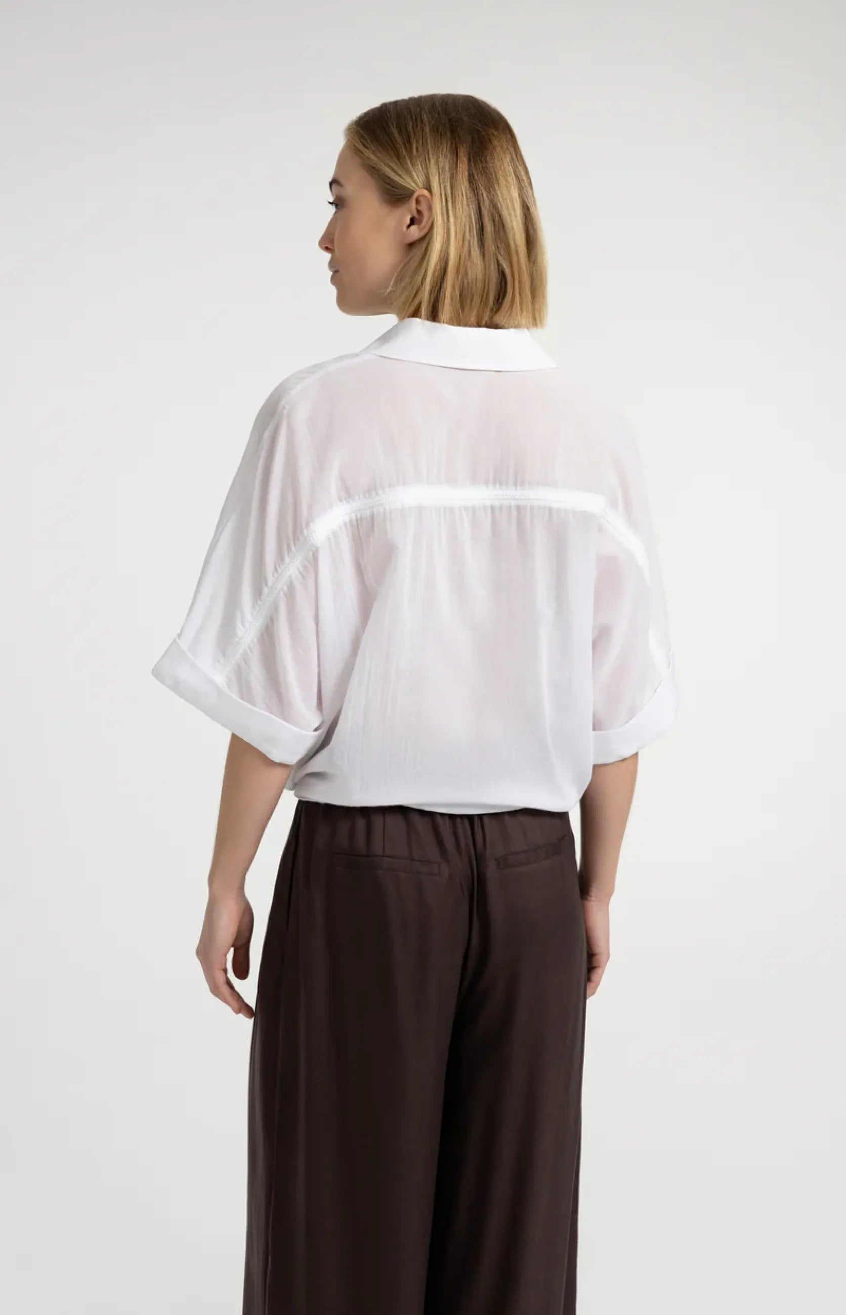 Bluse mit geflochtenen Einsätzen