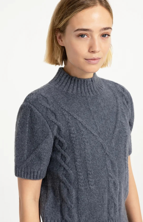 Kurzarmpullover mit Zopfmuster