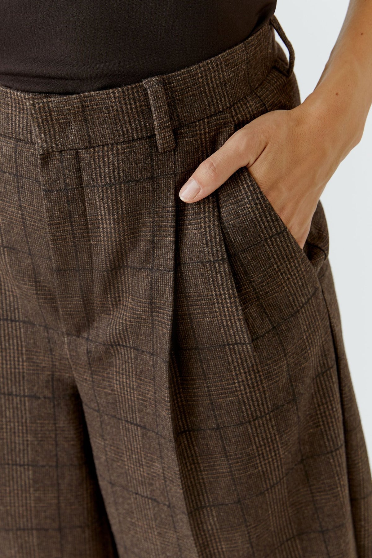 Verkürzte Bundfaltenhose im Karodesign