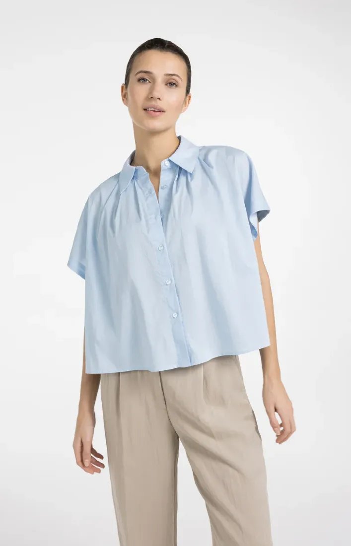 Ärmellose Bluse mit Zierknöpfen