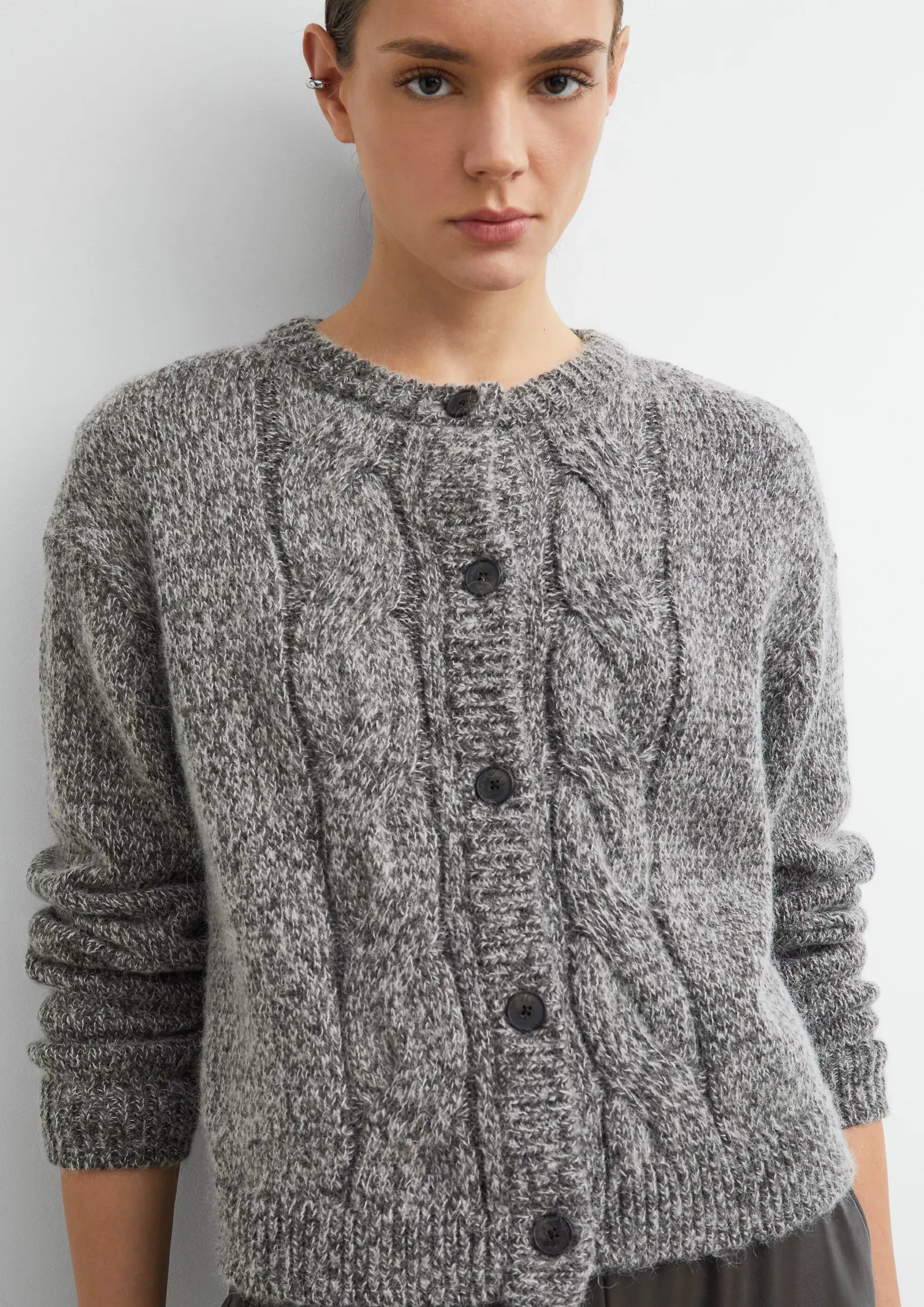 Strickjacke mit Zopfmuster