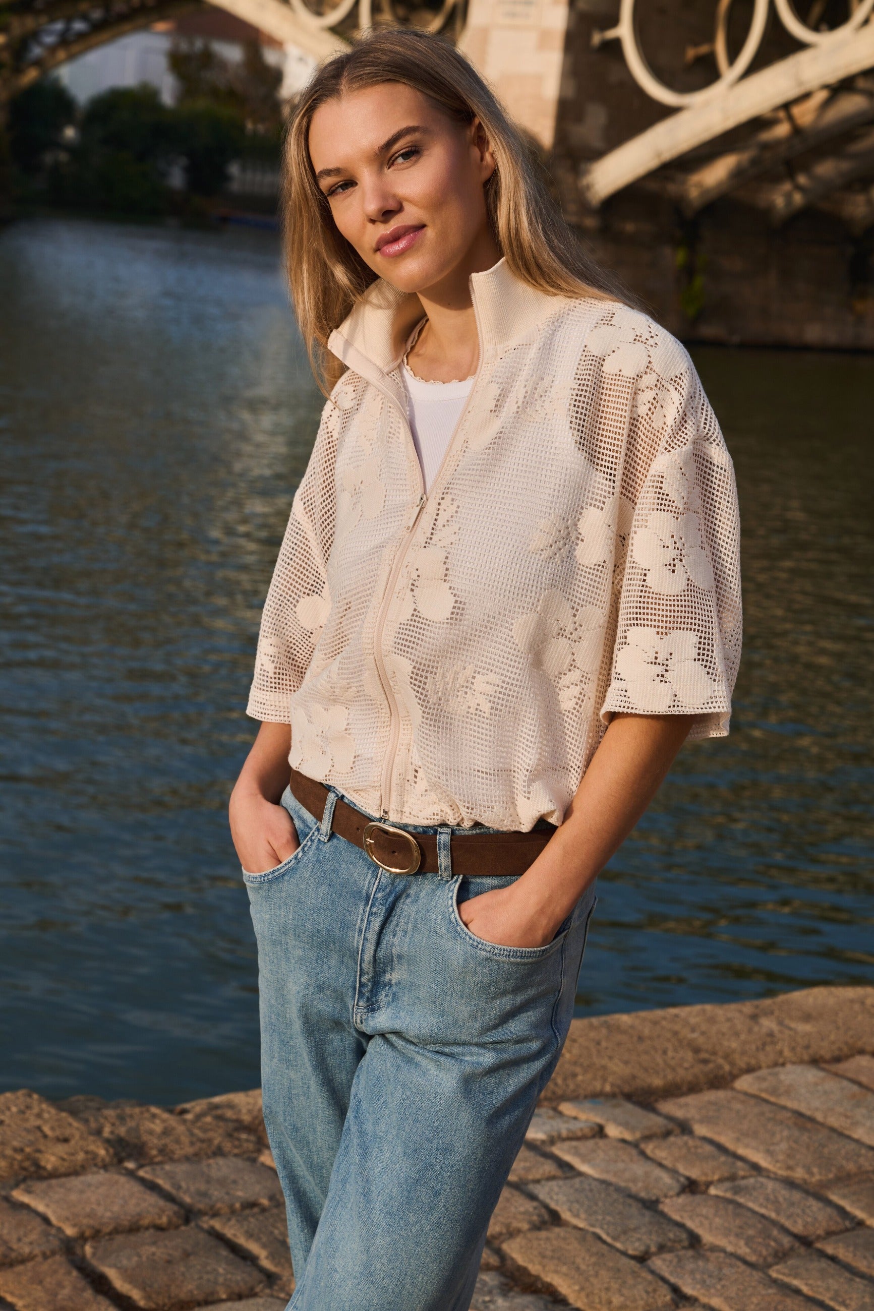 Häkeljacke mit Blumenmuster