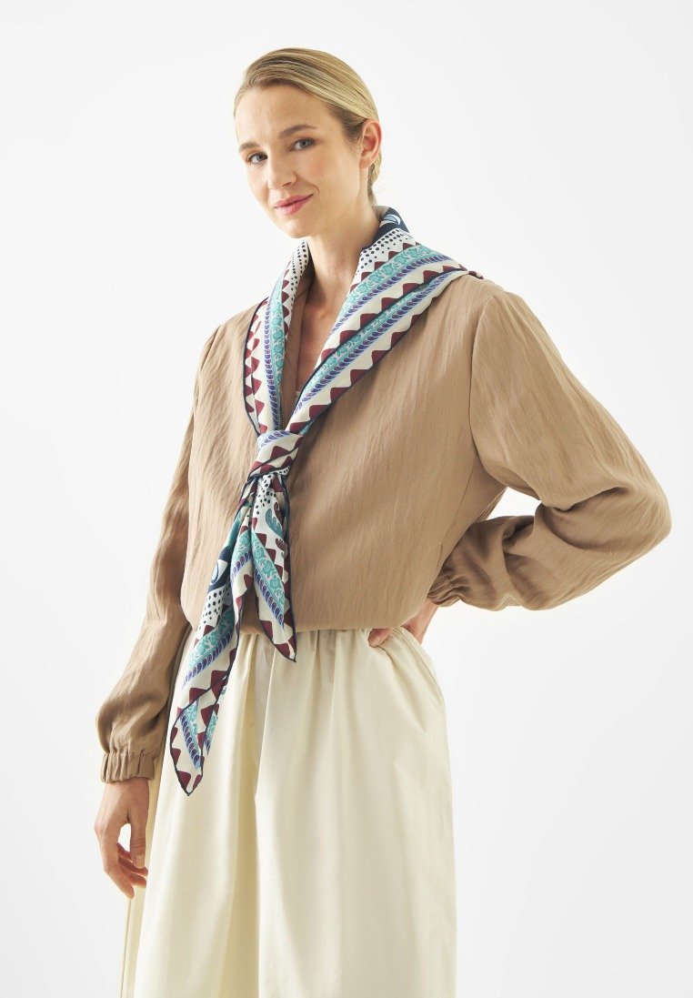 Tuch mit Palmen-Motiven