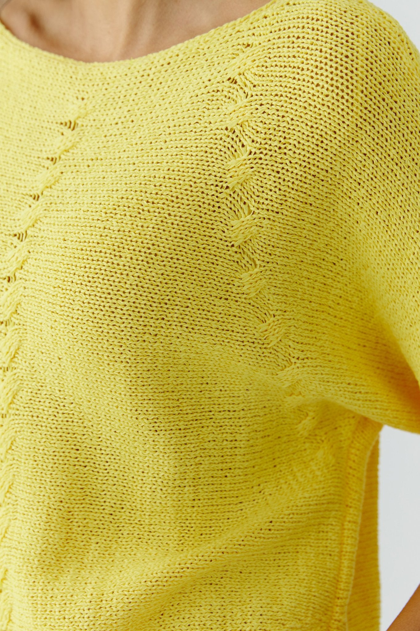 Pullover mit Zopfstrickmuster