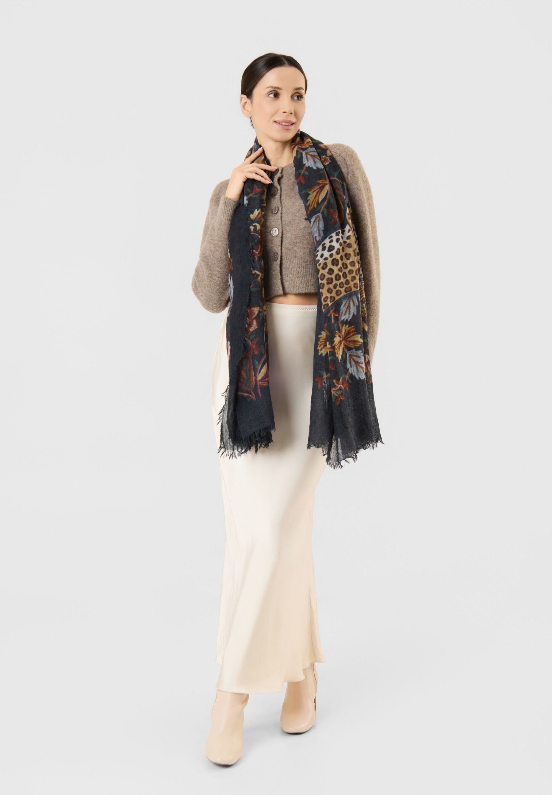 Schal mit Leopard- und Blumen-Motiven