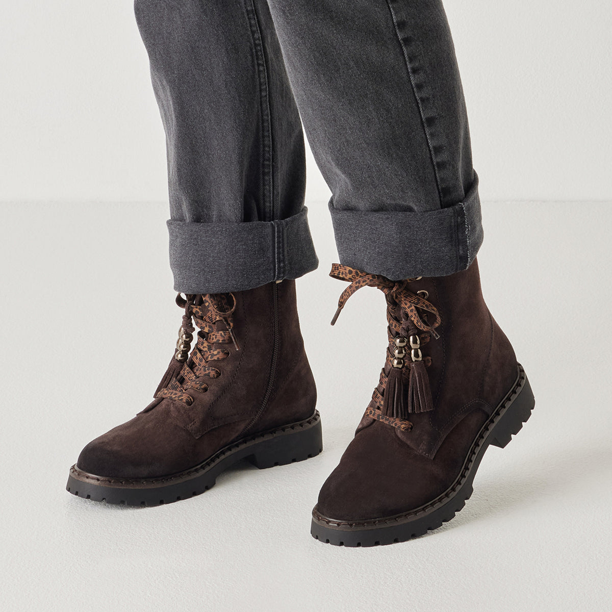 Lederstiefelette mit dekorativen Schnürsenkeln