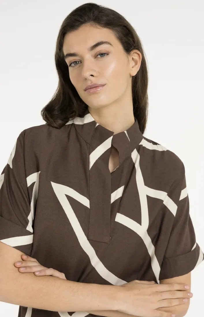 Kurzärmeliges Kleid mit Print und Polokragen