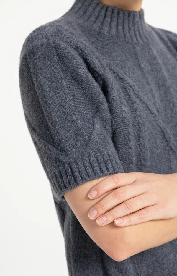 Kurzarmpullover mit Zopfmuster