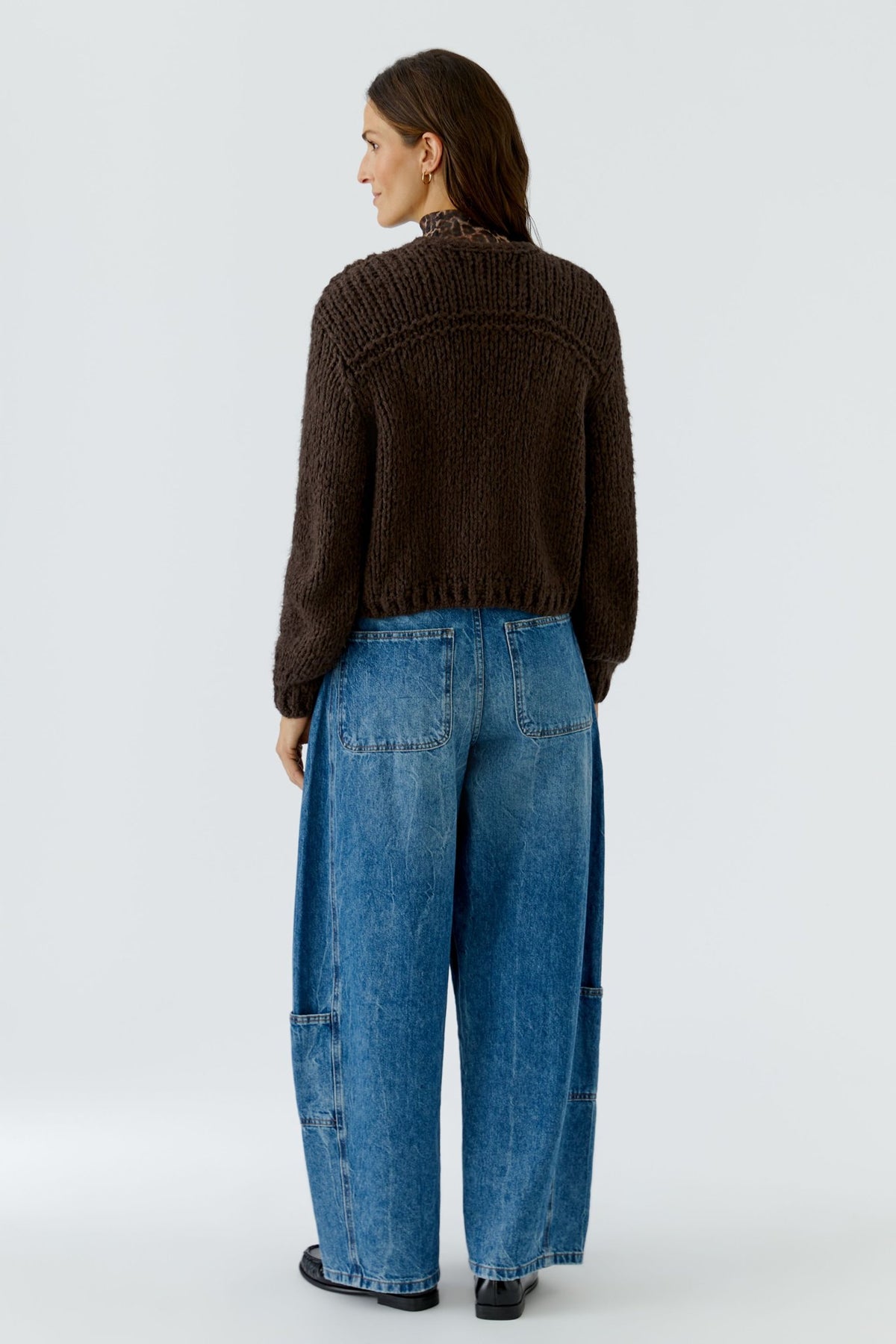 Strickjacke mit goldenen Knöpfen