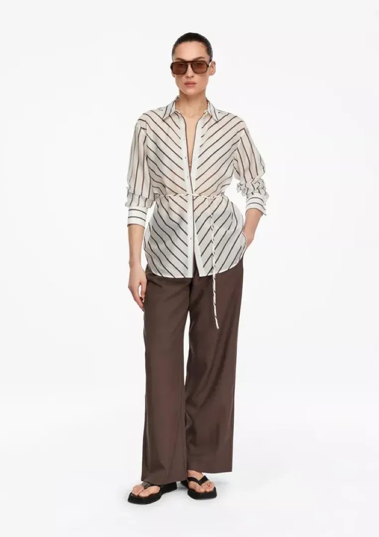Bluse mit Streifen und Bindegürtel