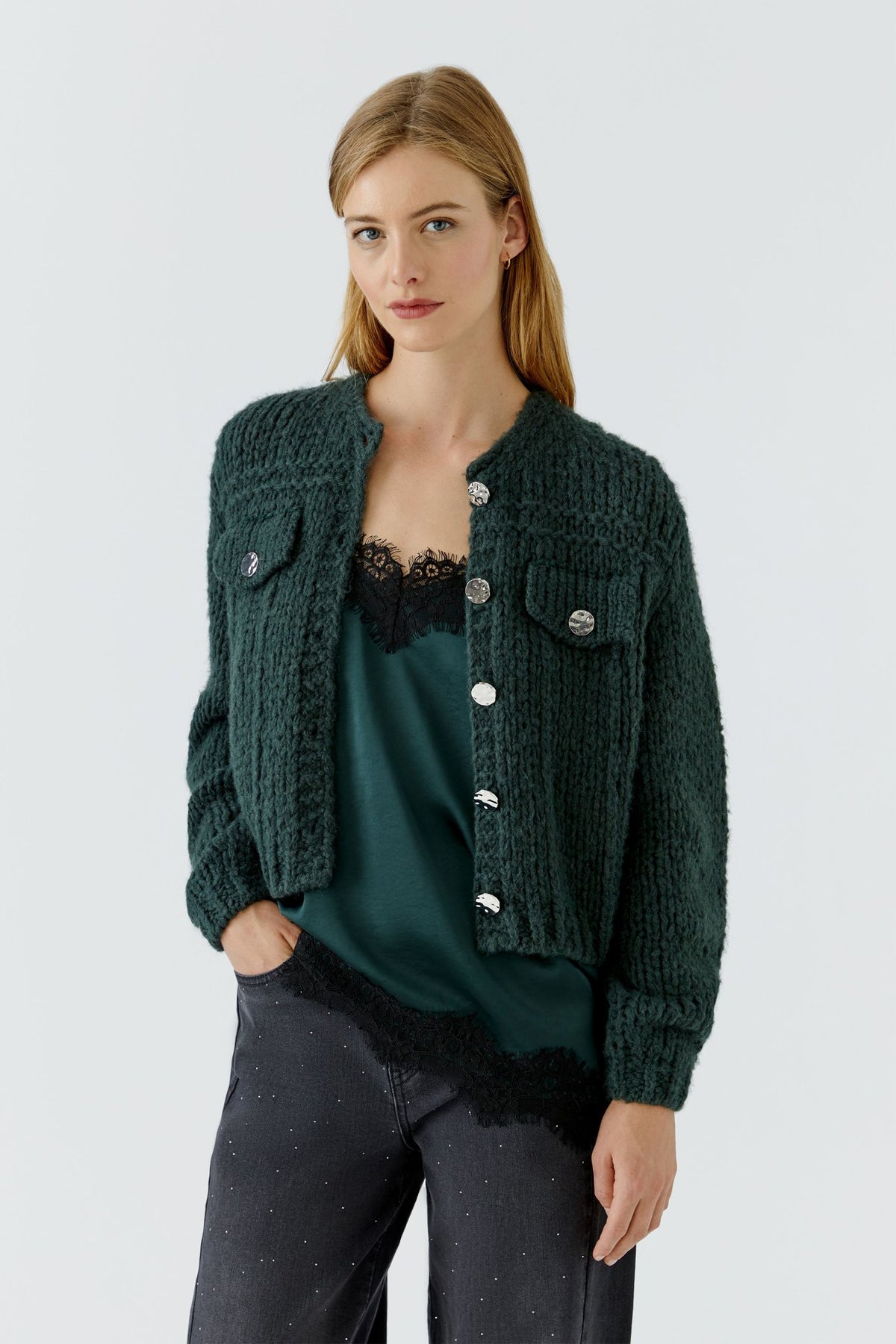 Strickjacke mit goldenen Knöpfen