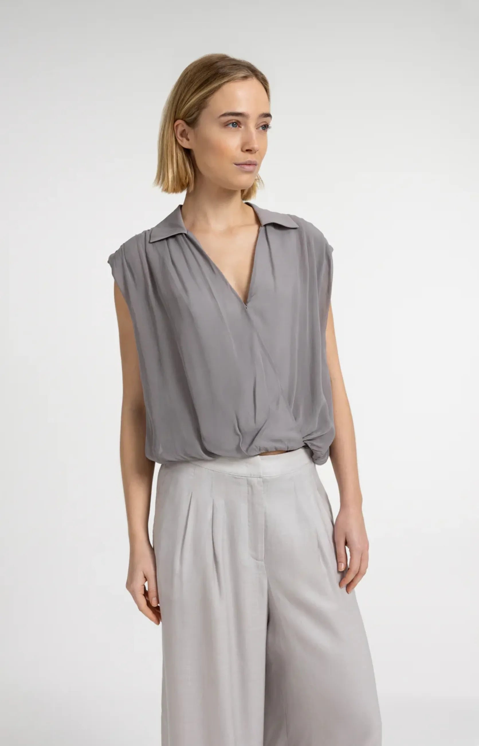 Ärmellose Bluse in Wickeloptik