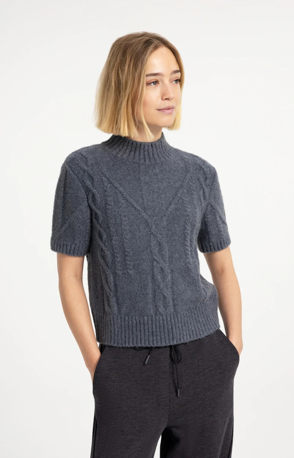 Kurzarmpullover mit Zopfmuster