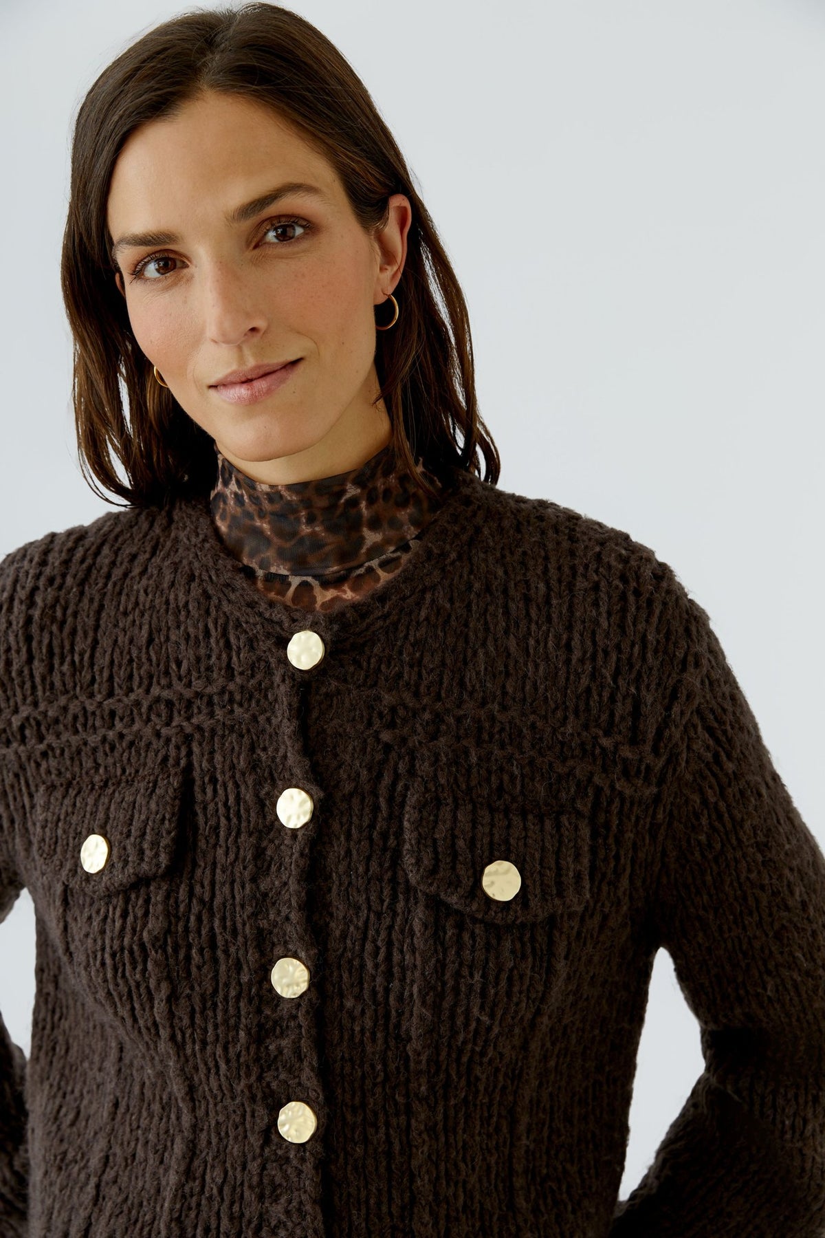 Strickjacke mit goldenen Knöpfen