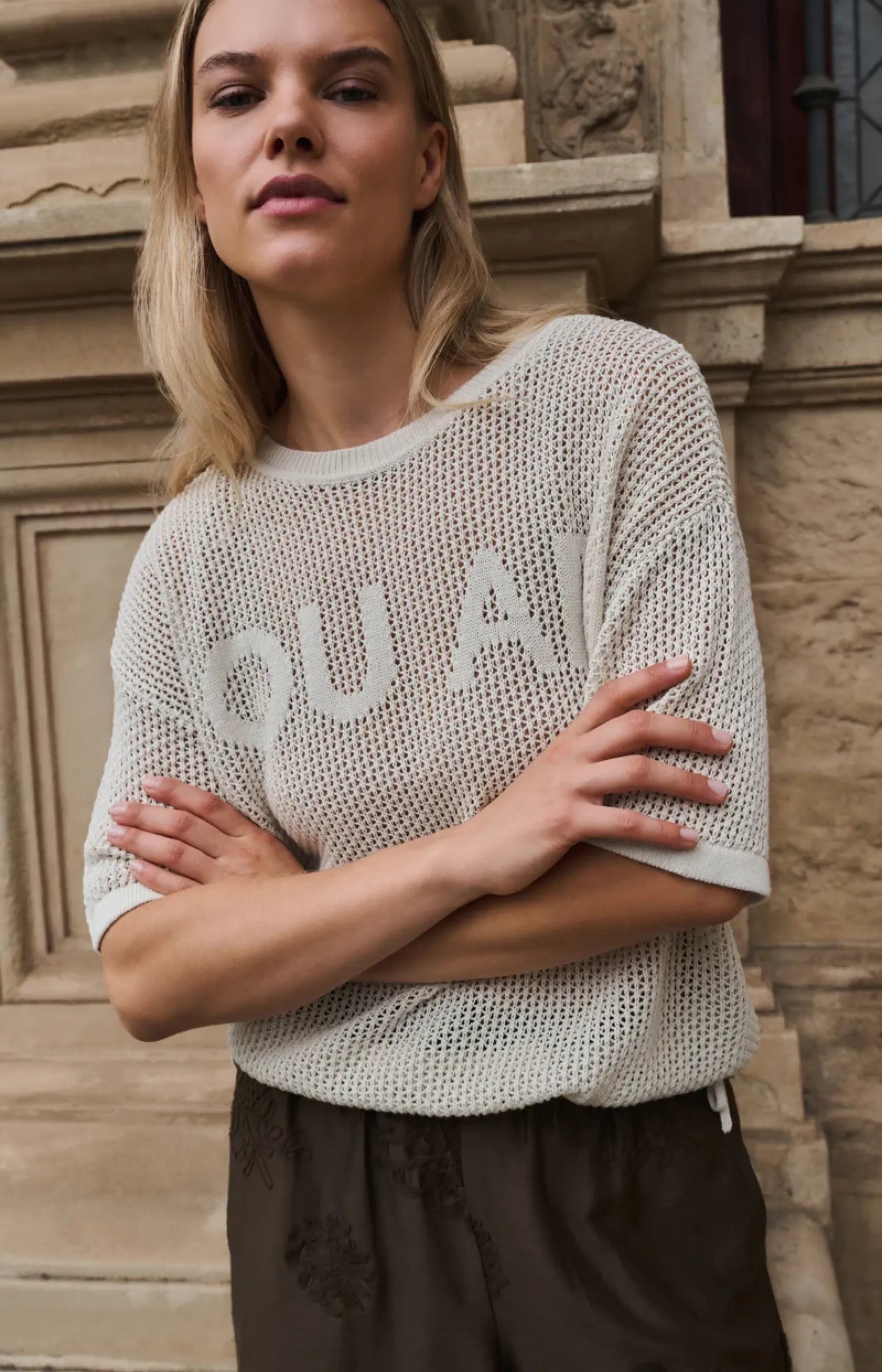 Grobmaschiger Pullover mit Aufschrift