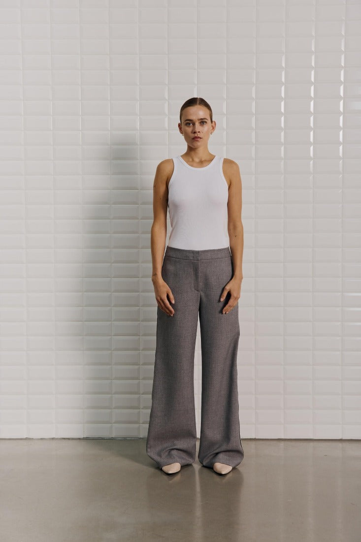 WithBlack Hosen Midgrey Me