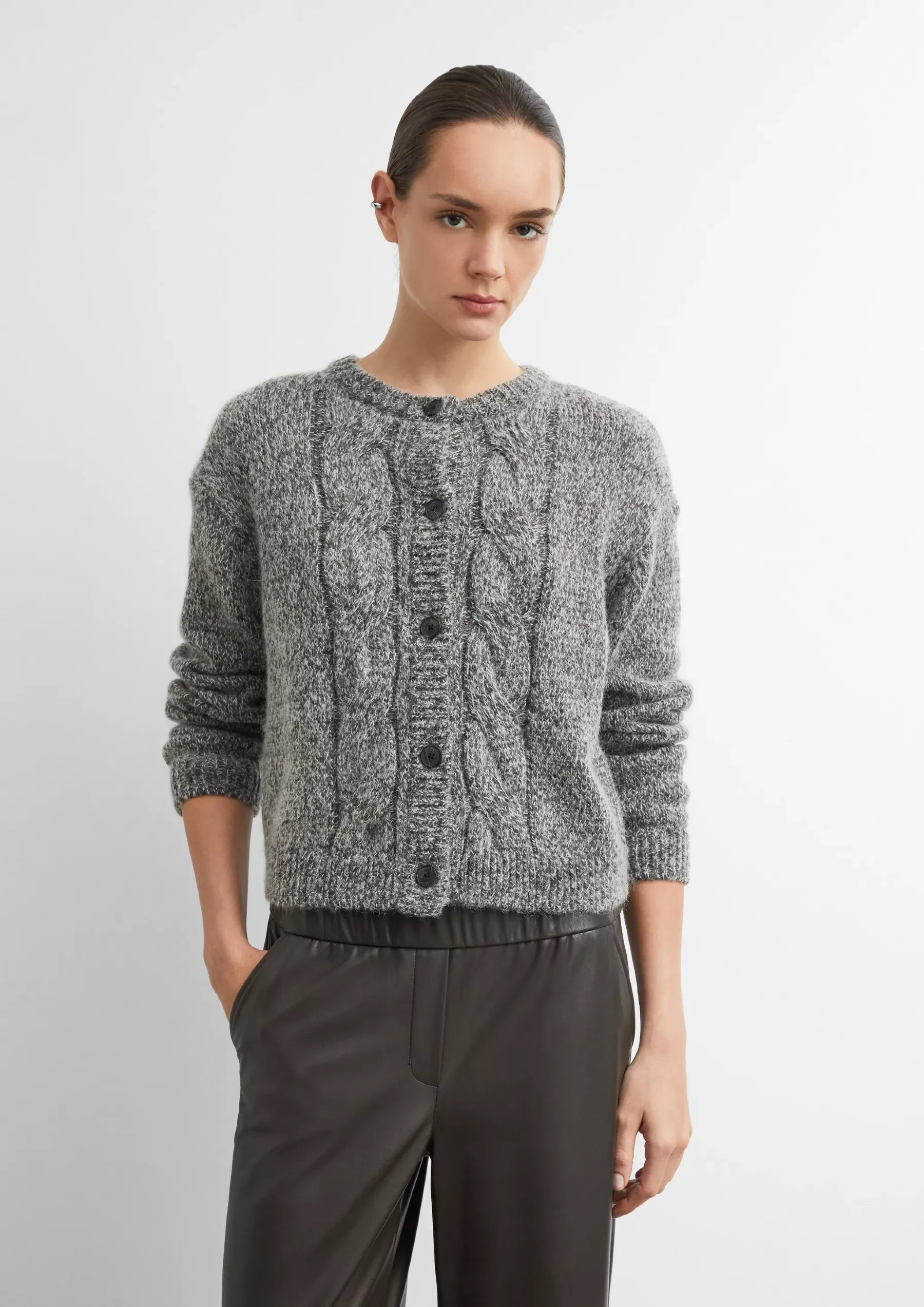 Strickjacke mit Zopfmuster