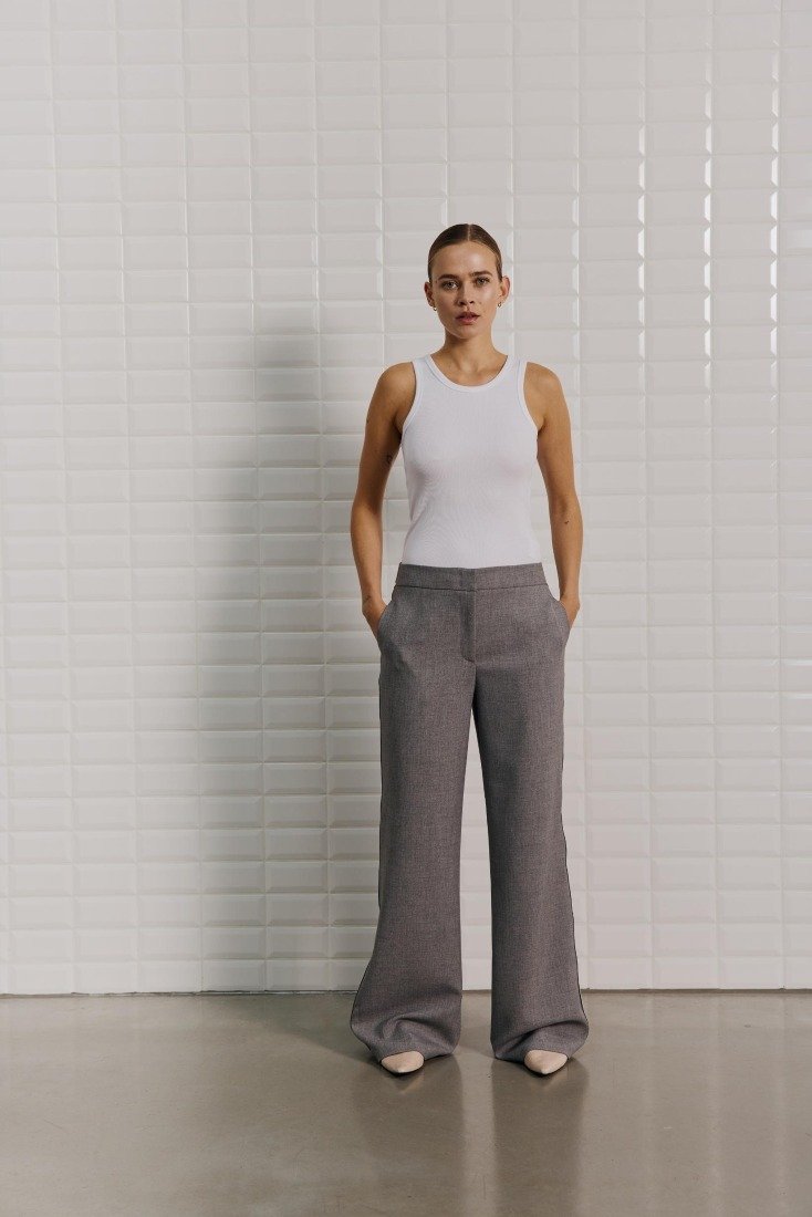 WithBlack Hosen Midgrey Me