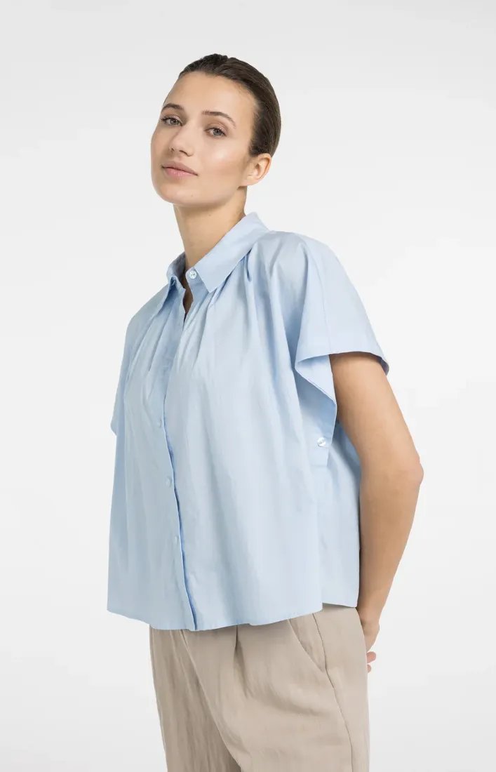 Ärmellose Bluse mit Zierknöpfen