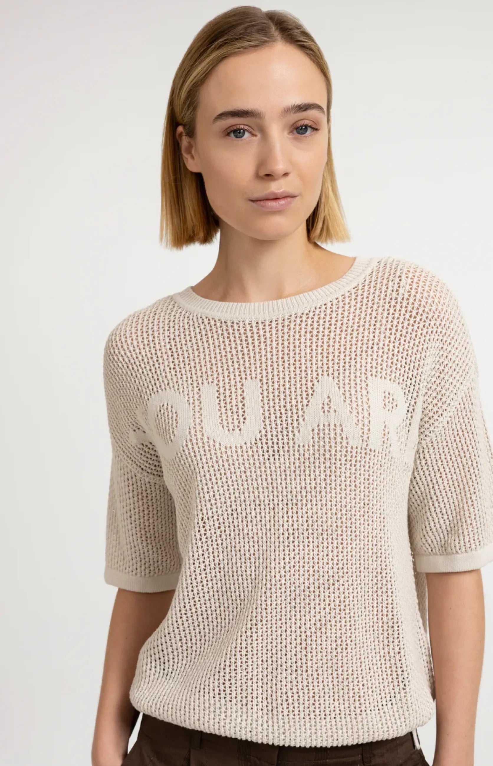 Grobmaschiger Pullover mit Aufschrift