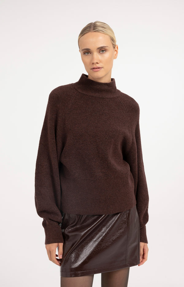 Gestrickter Rollkragenpullover mit Fledermausärmeln