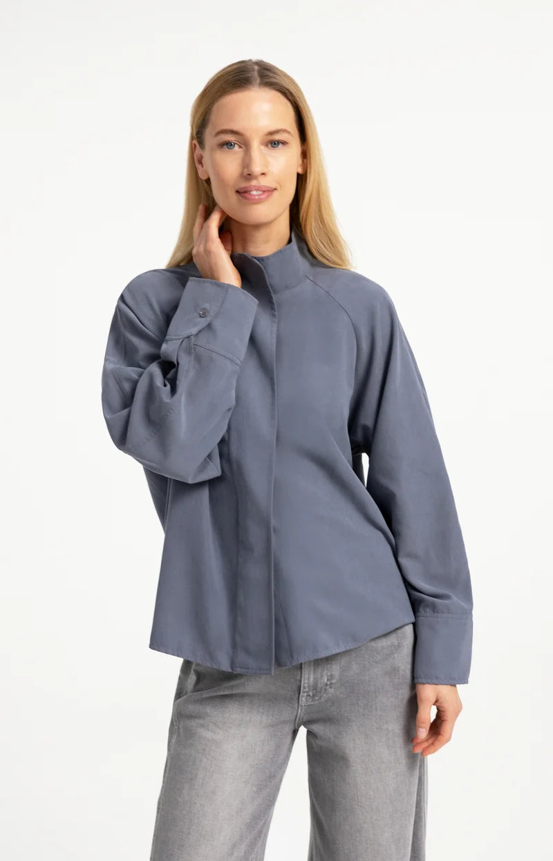 Bluse mit hohem Kragen