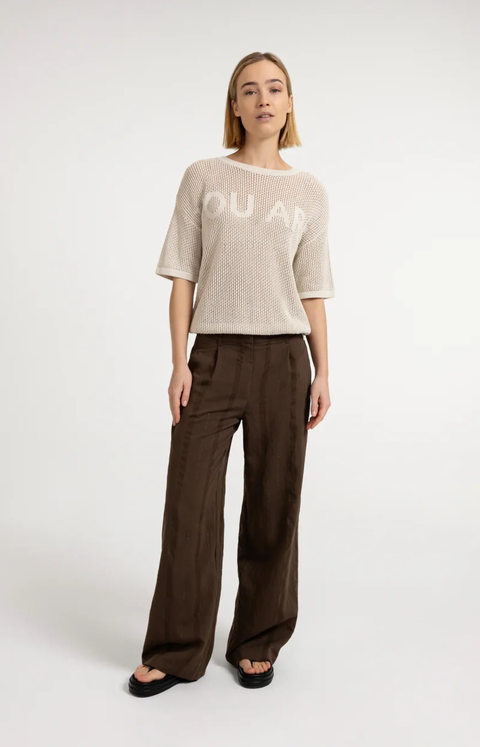 Grobmaschiger Pullover mit Aufschrift