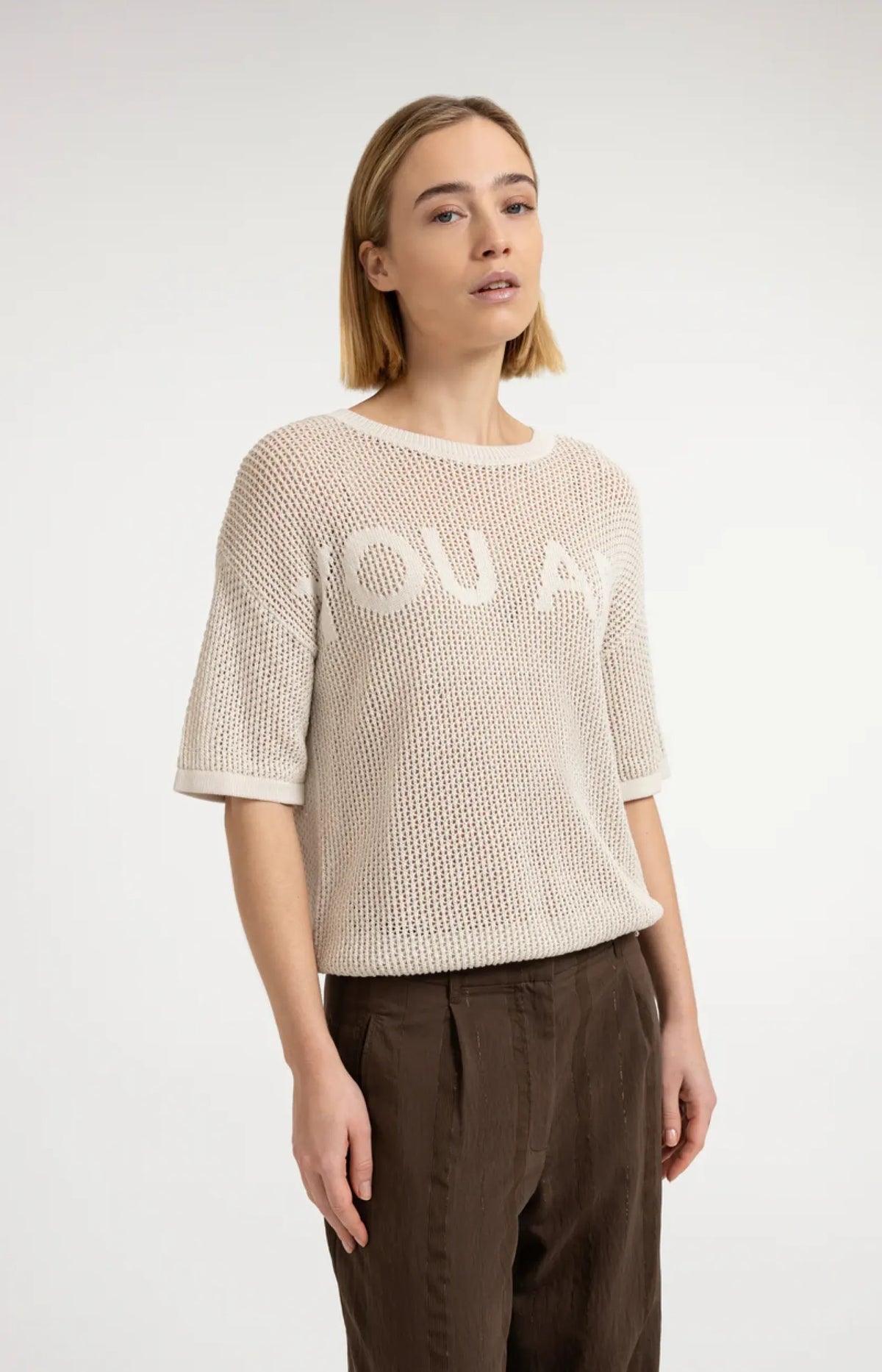 Grobmaschiger Pullover mit Aufschrift