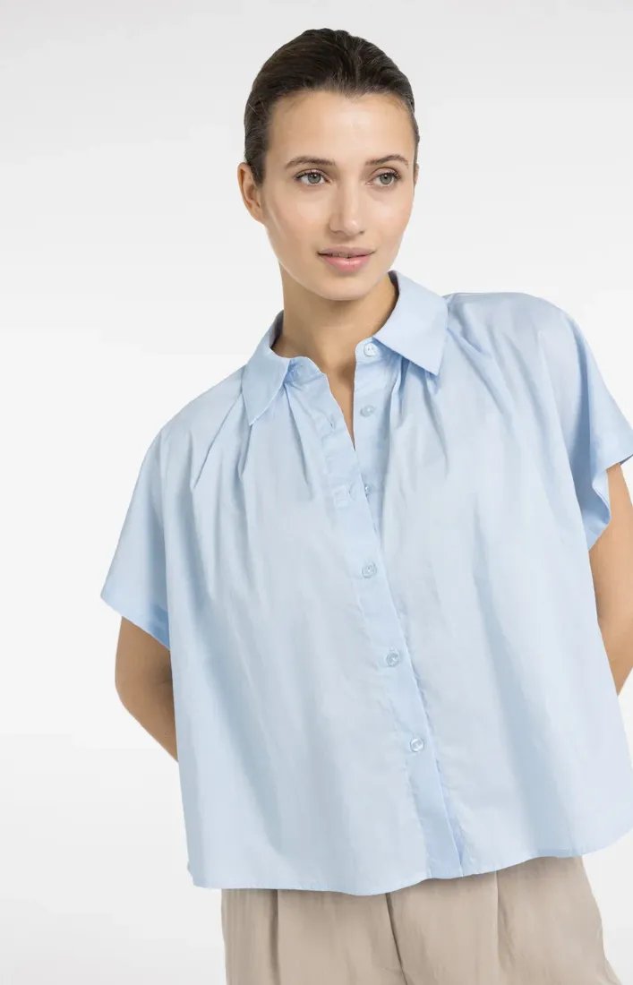 Ärmellose Bluse mit Zierknöpfen