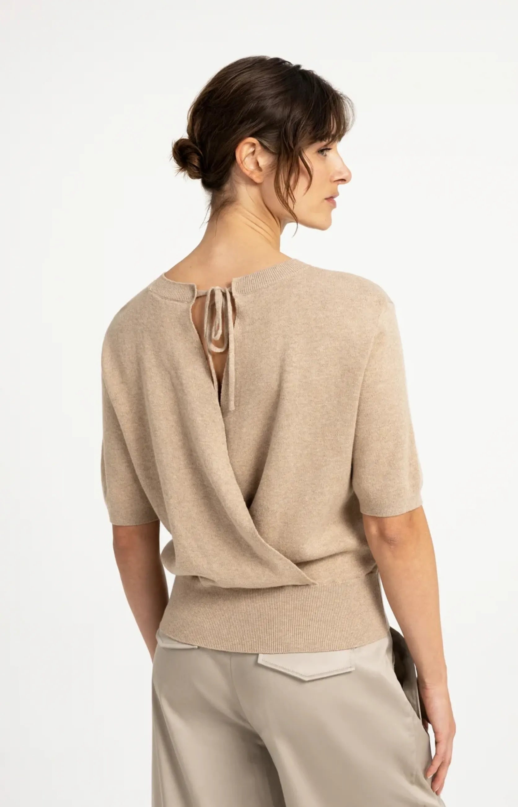 Kurzarmpullover mit freiem Rücken