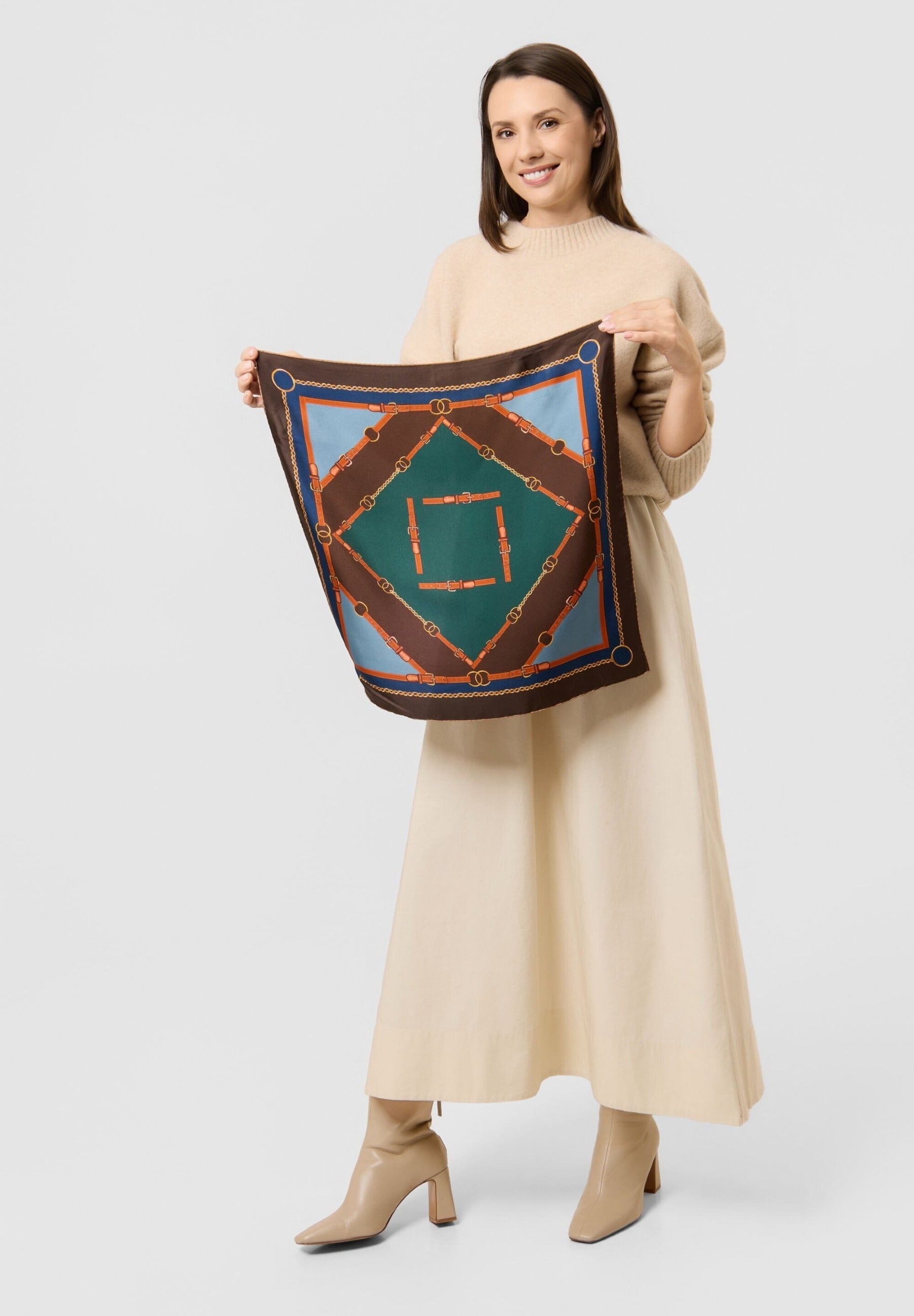 Niki Tuch mit heraldischem Muster