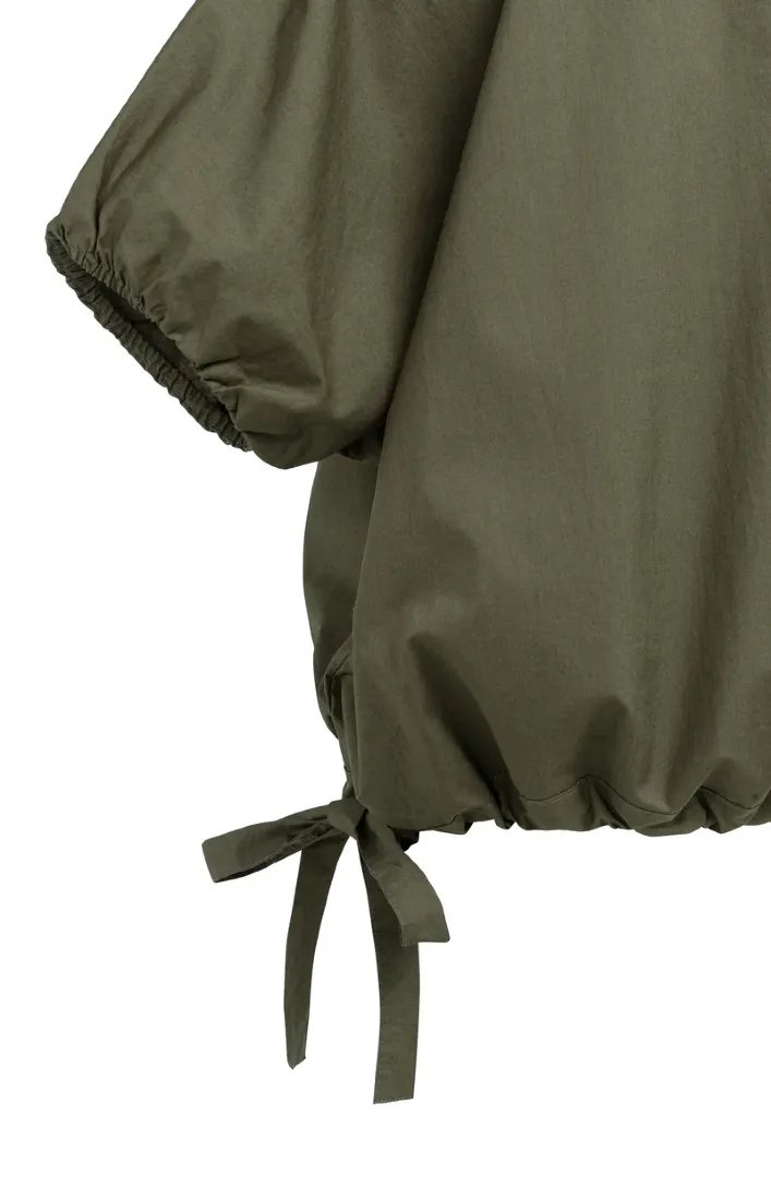 Kastiges Oberteil mit verstellbarer Taille und Puffärmeln