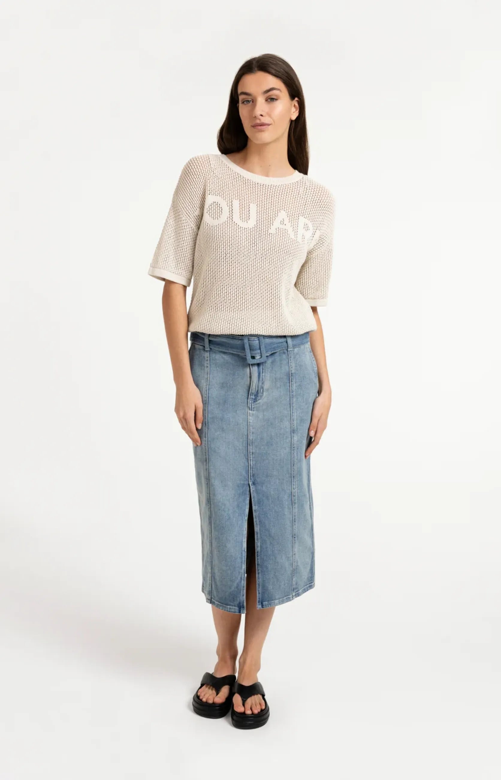 Grobmaschiger Pullover mit Aufschrift