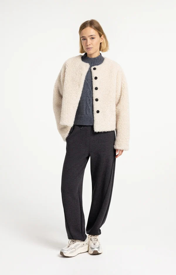 Kurzarmpullover mit Zopfmuster