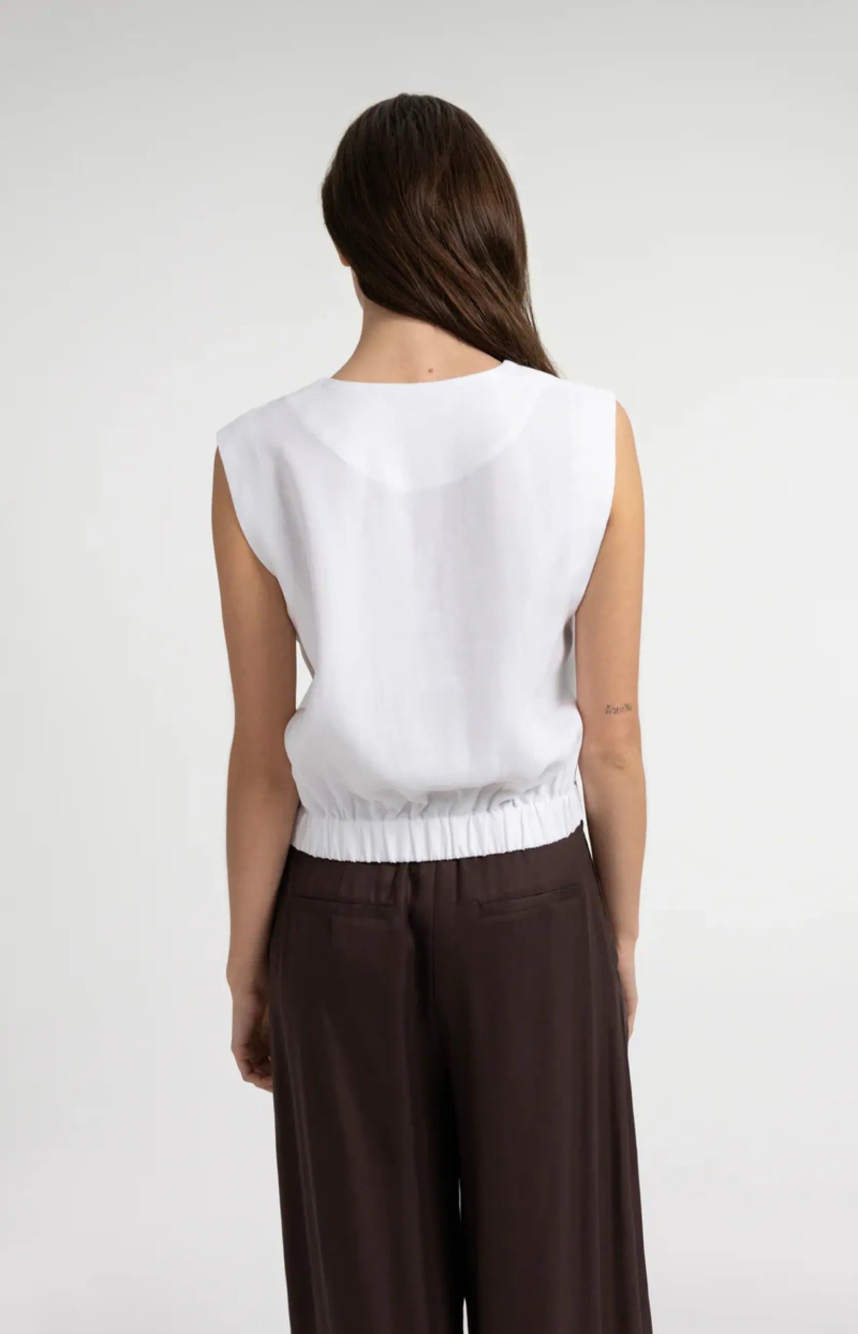 Ärmellose Bluse mit Plisseefalten