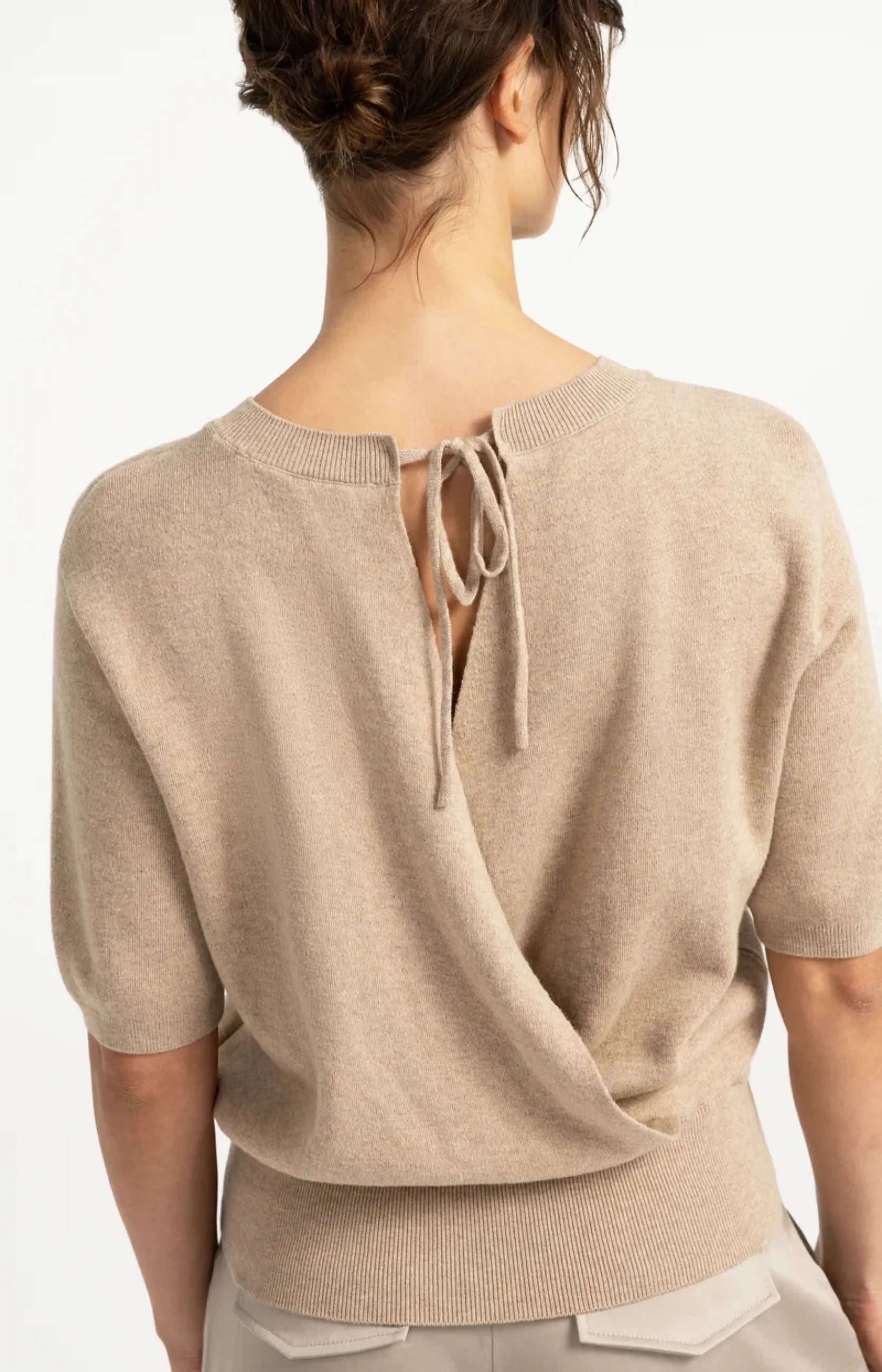 Kurzarmpullover mit freiem Rücken